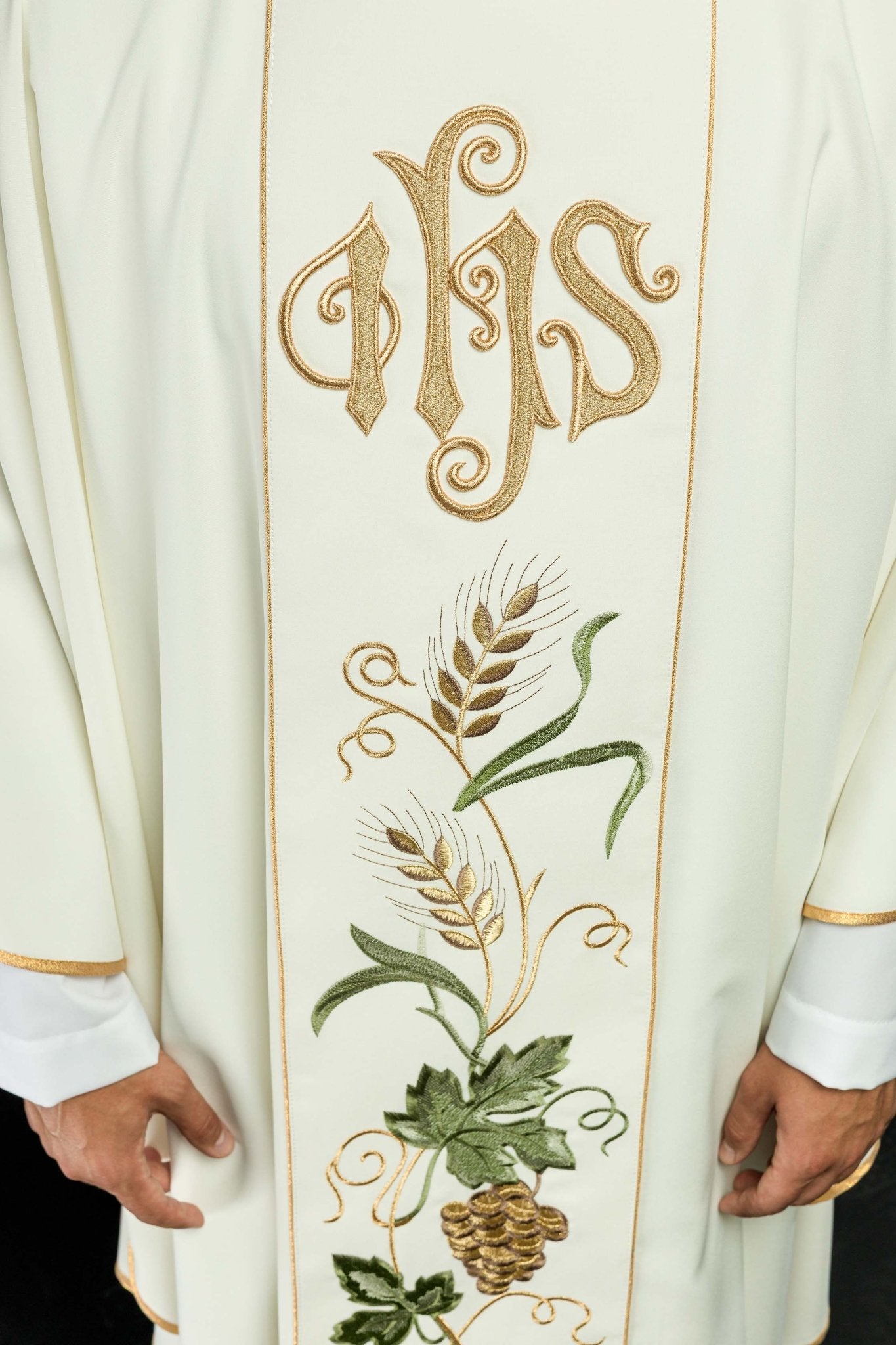 Chasuble de ceinture brodée du symbole IHS, des oreilles et des raisins écrus KOR/117/05/01 ECRU - CHASUBLES.FR