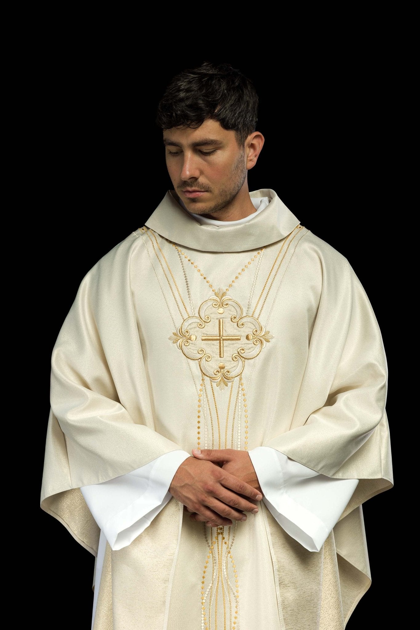 Chasuble d'inspiration rosaire en tissu brillant écru LE/7016/05 - CHASUBLES.FR