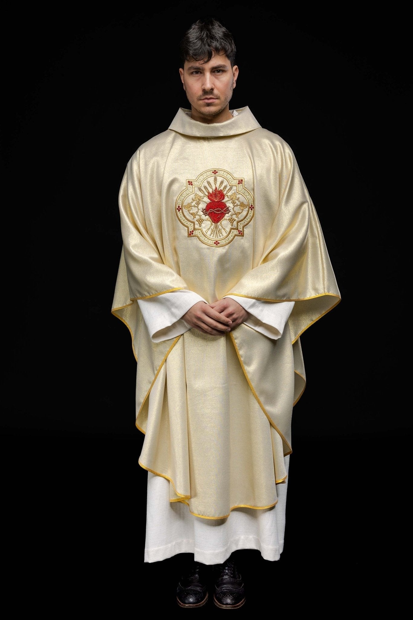 Chasuble d'or brodée du motif du Cœur de Jésus et du Calice KOR/118/10/37 ZŁOTO - CHASUBLES.FR