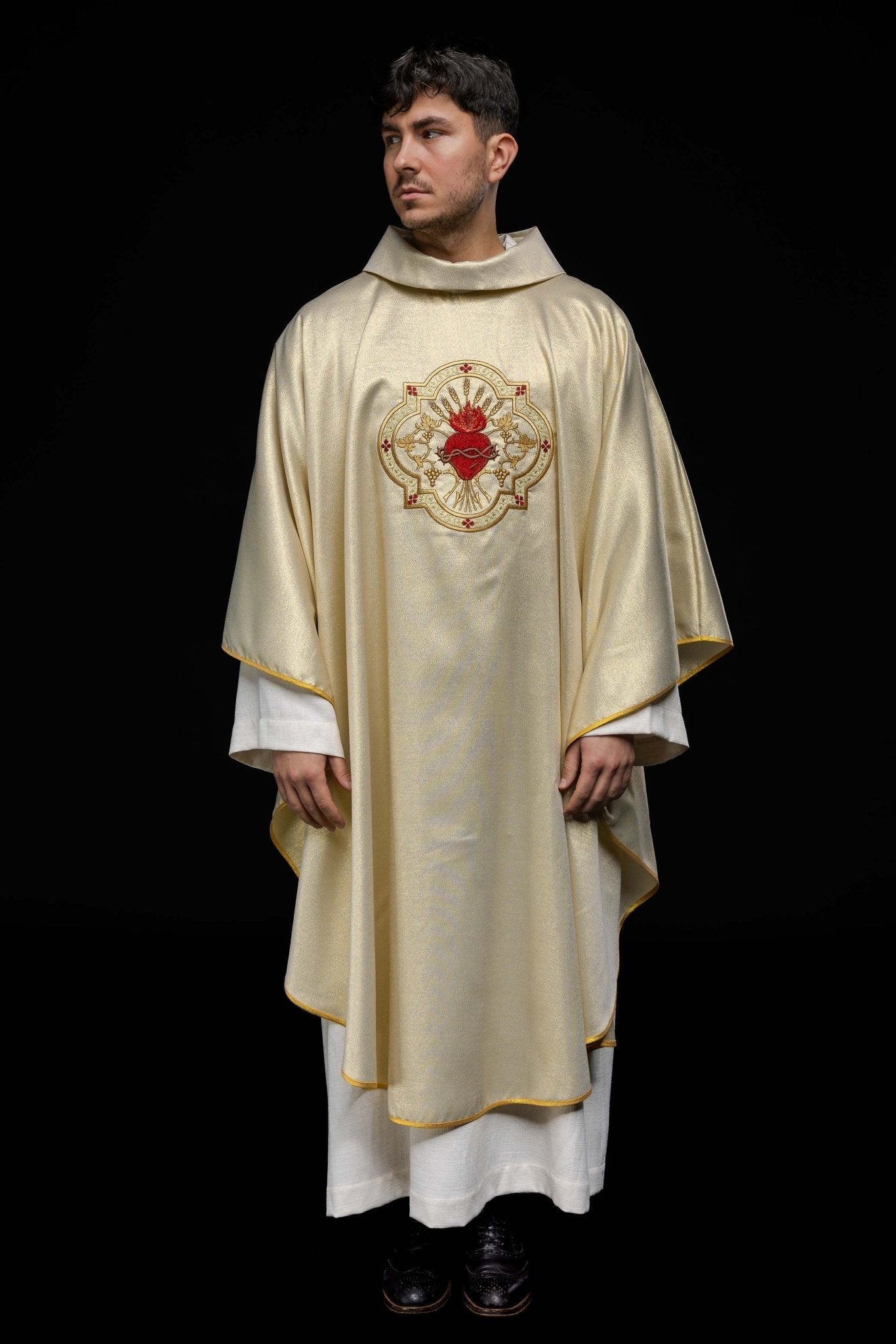Chasuble d'or brodée du motif du Cœur de Jésus et du Calice KOR/118/10/37 ZŁOTO - CHASUBLES.FR