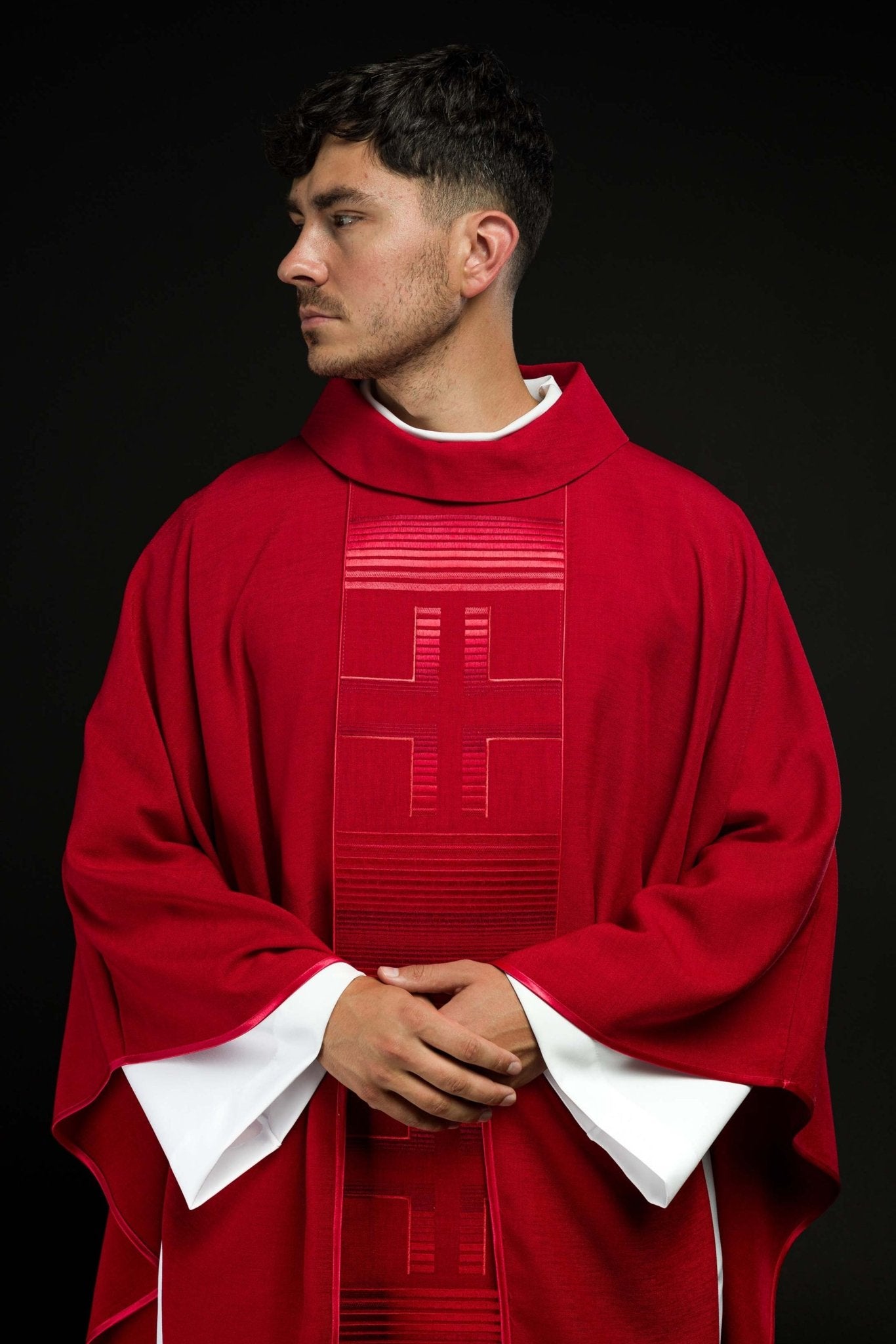 Chasuble doré brodé avec le motif du Cœur de Jésus et du Calice HA7032-02 CZERWONY - CHASUBLES.FR