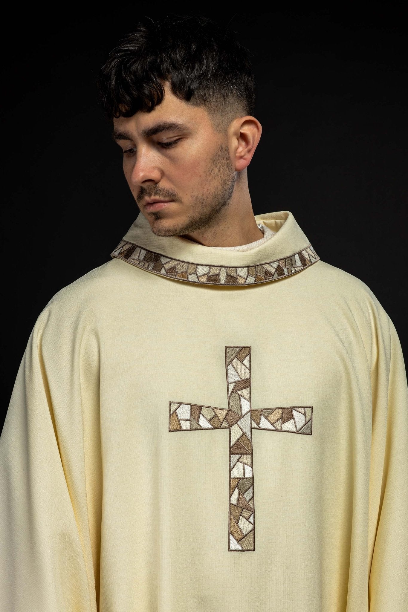 Chasuble écrue à croix brodée KOR/257/05/62 - CHASUBLES.FR
