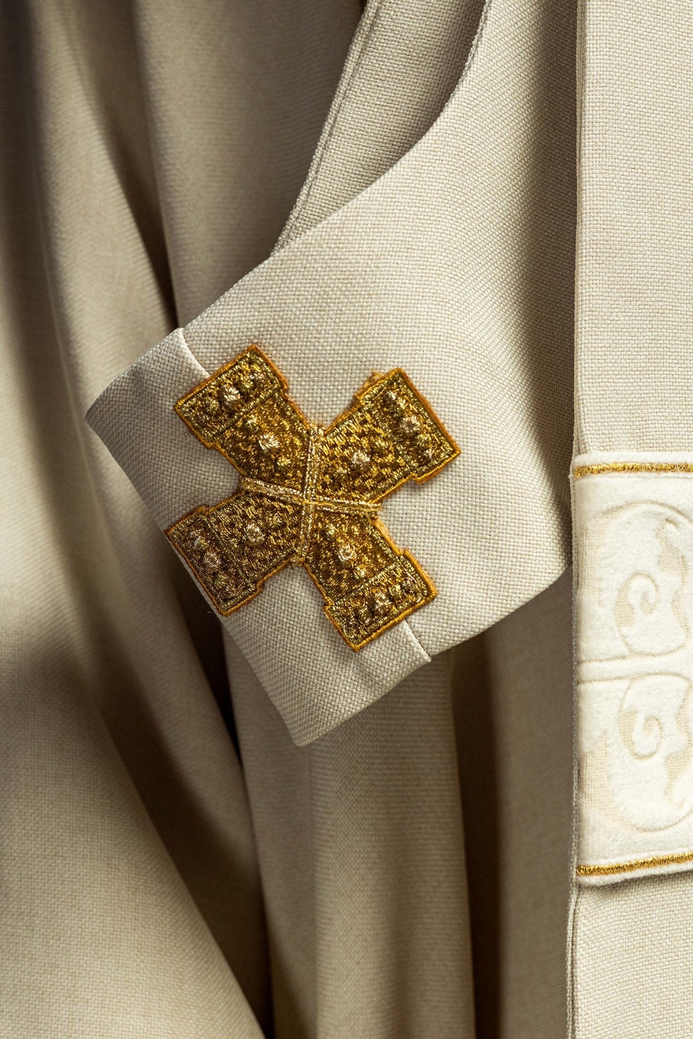 Chasuble écrue avec bande et col brodés de croix LE/7073/05 - CHASUBLES.FR