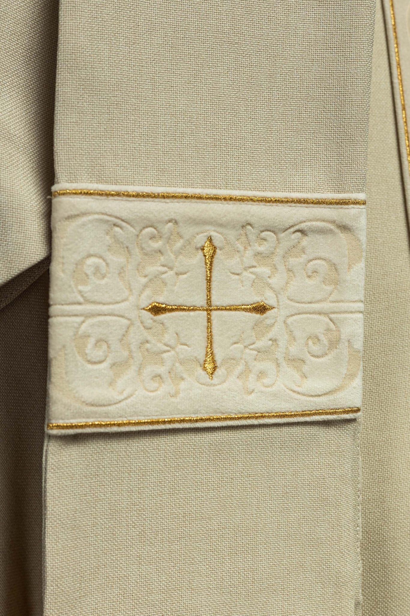 Chasuble écrue avec bande et col brodés de croix LE/7073/05 - CHASUBLES.FR