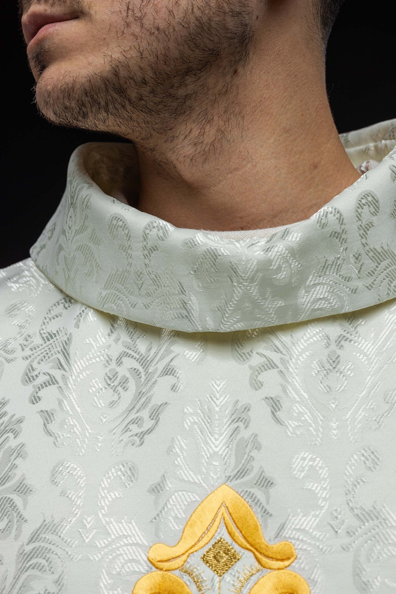 Chasuble écrue avec croix cousue dans un tissu à motifs HIT/197007/05/67 ECRU - CHASUBLES.FR
