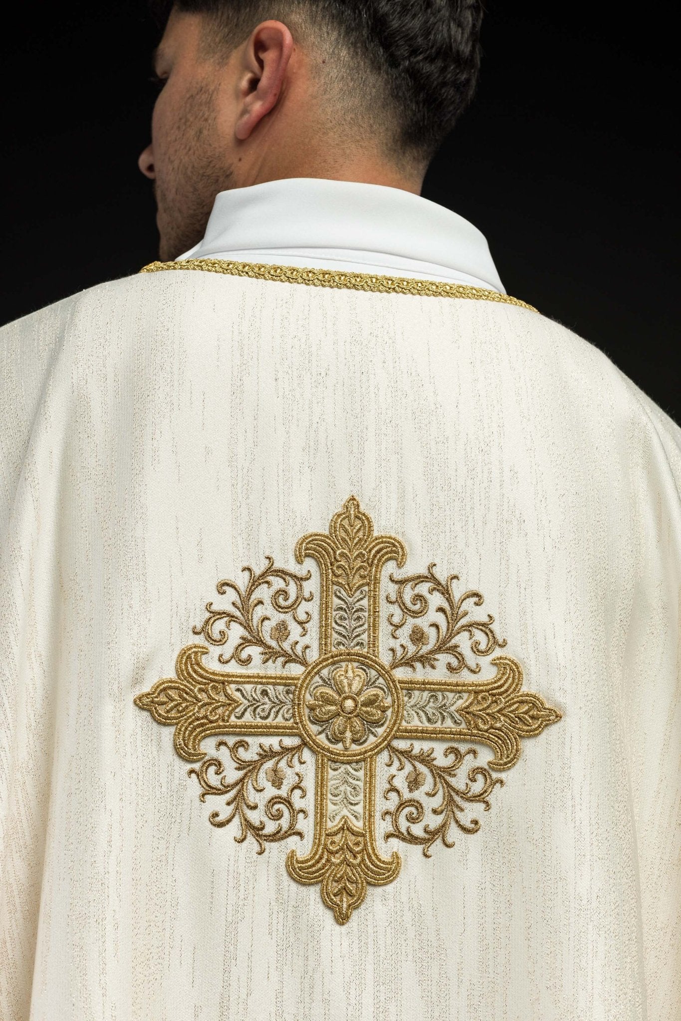 Chasuble écrue avec motif brodé de croix sur tissu ornemental KOA/006/05/99 - CHASUBLES.FR