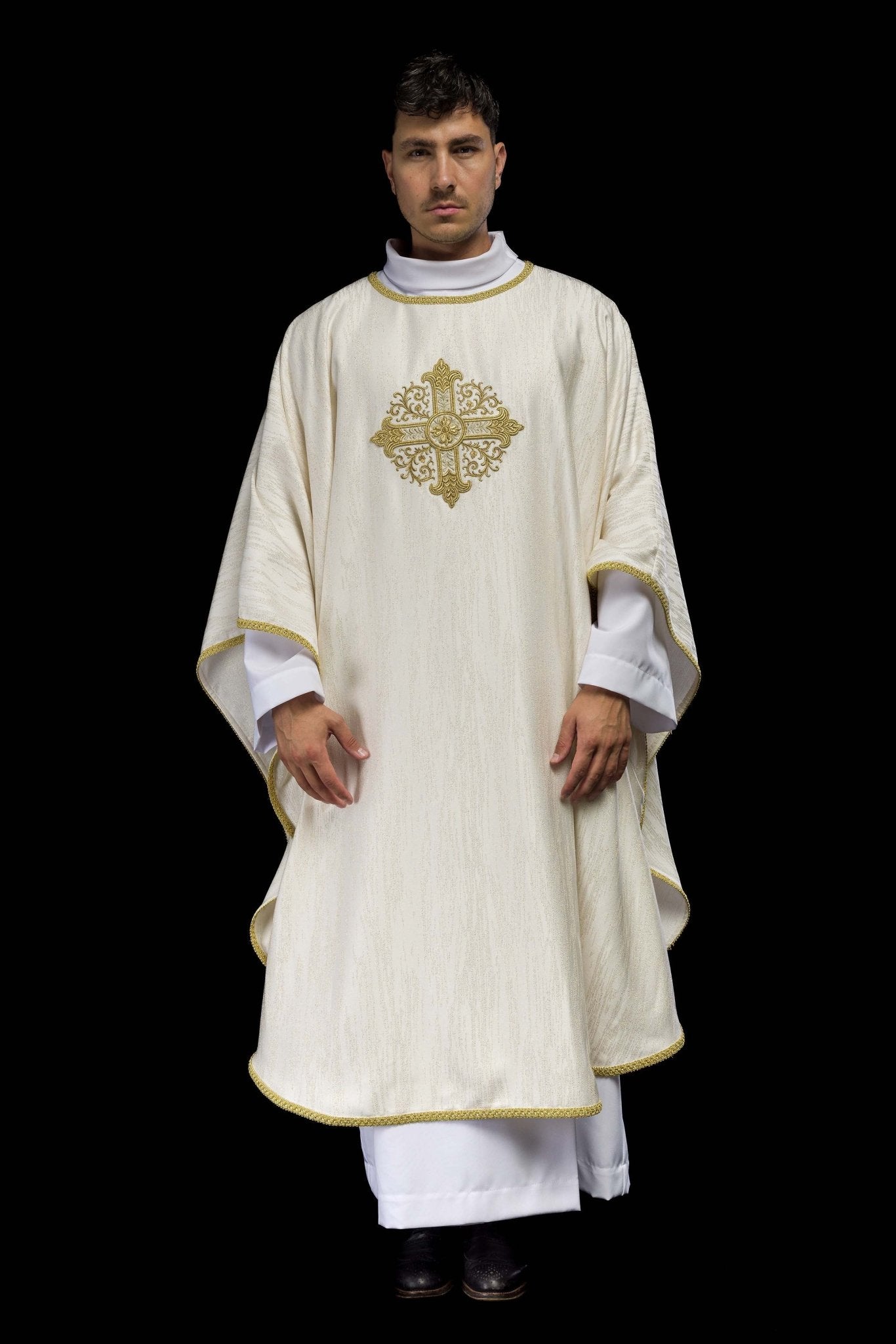 Chasuble écrue avec motif brodé de croix sur tissu ornemental KOA/006/05/99 - CHASUBLES.FR