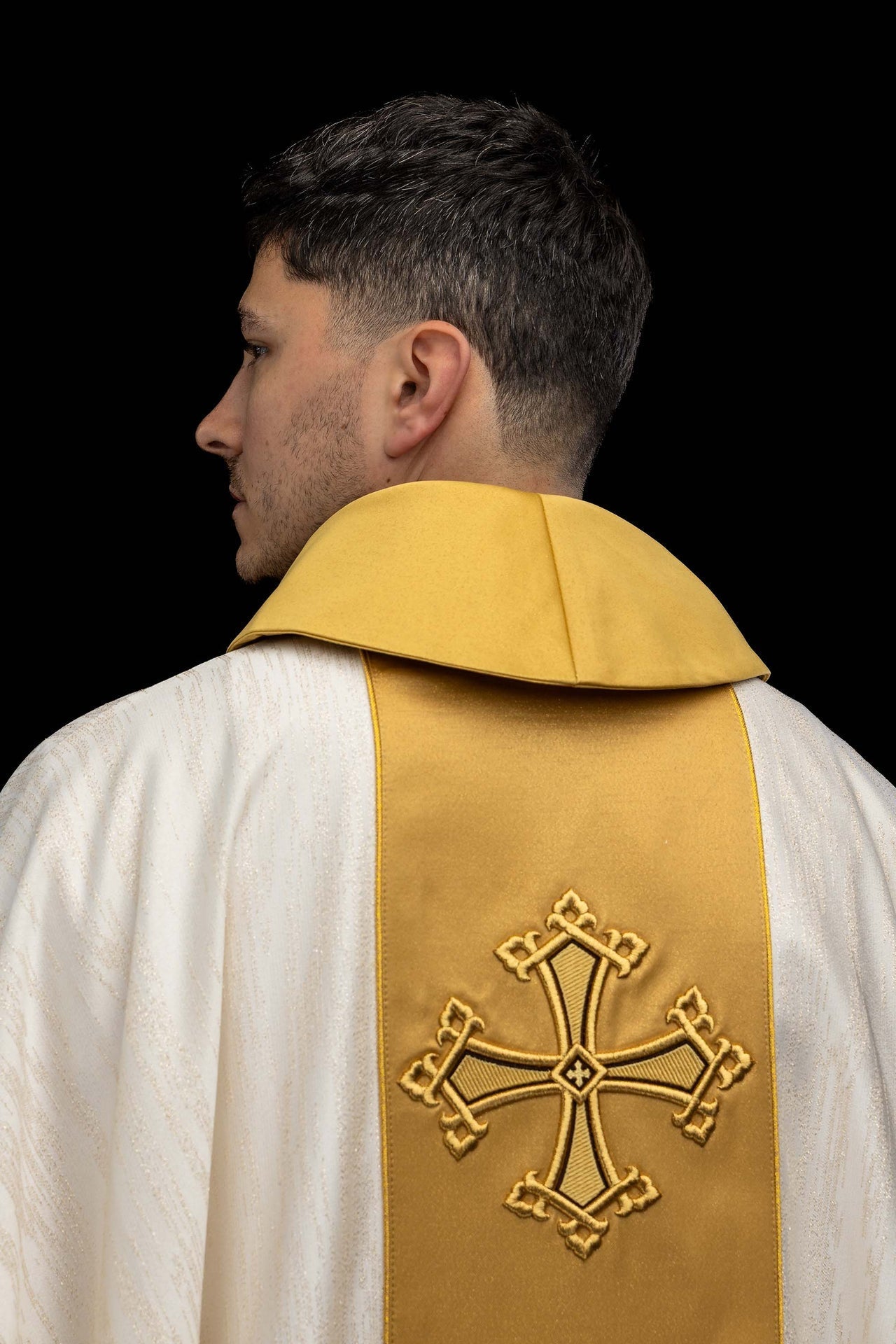 Chasuble écrue avec motif de croix brodé et bande en tissu décoratif LE/7034/05 - CHASUBLES.FR