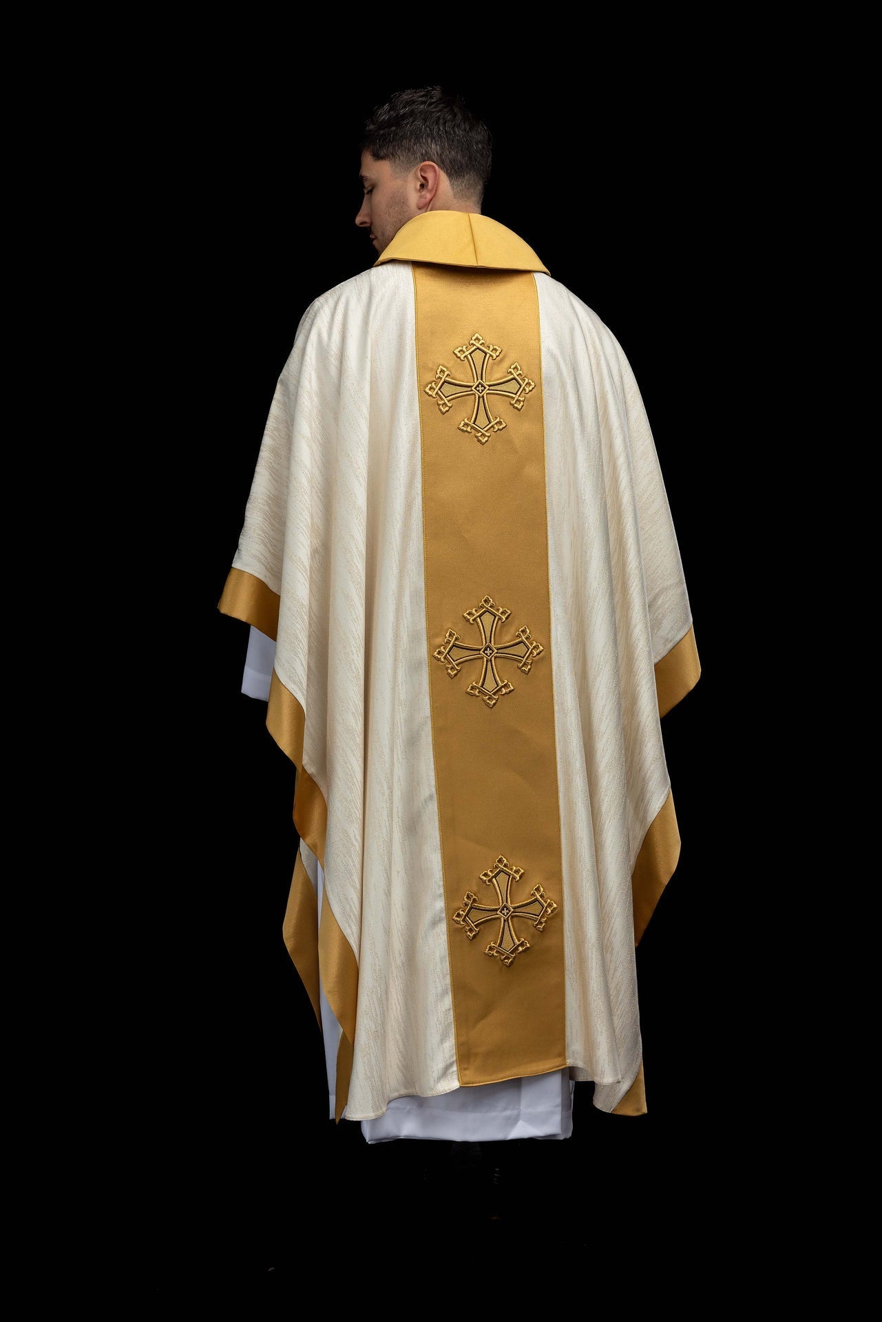Chasuble écrue avec motif de croix brodé et bande en tissu décoratif LE/7034/05 - CHASUBLES.FR