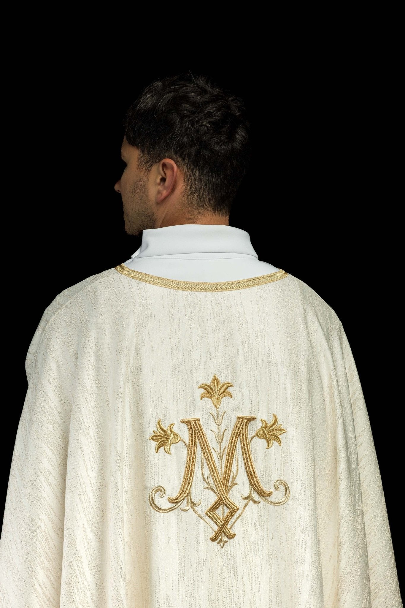 Chasuble écrue avec motif marial brodé sur tissu décoratif KOA/004/05/99 - CHASUBLES.FR