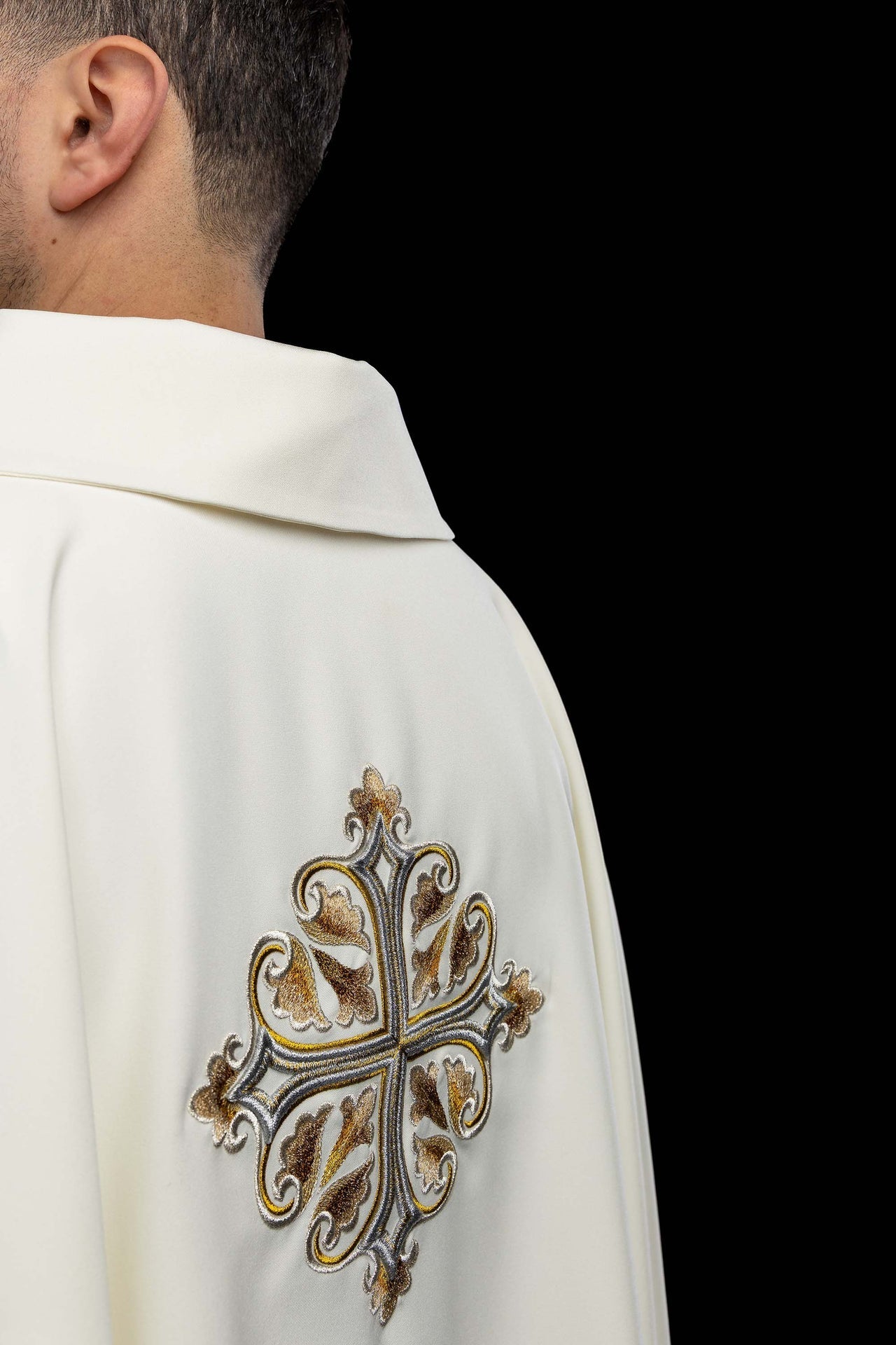 Chasuble écrue brodée avec une croix ornée et un large col KOK/003/05/12/KARO - CHASUBLES.FR