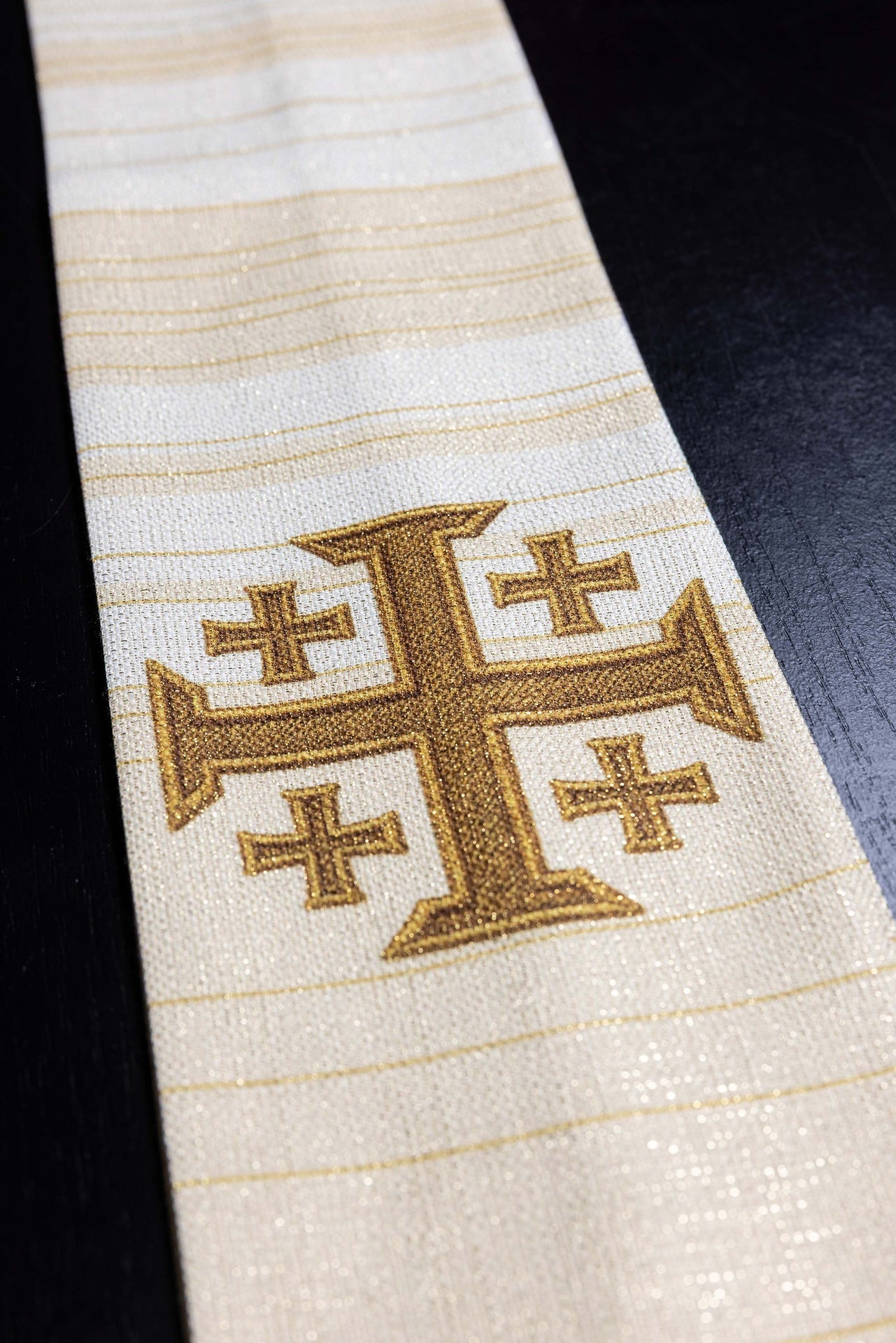Chasuble écrue imprimée avec la Croix de Jérusalem KOD/7001/05/40 - CHASUBLES.FR