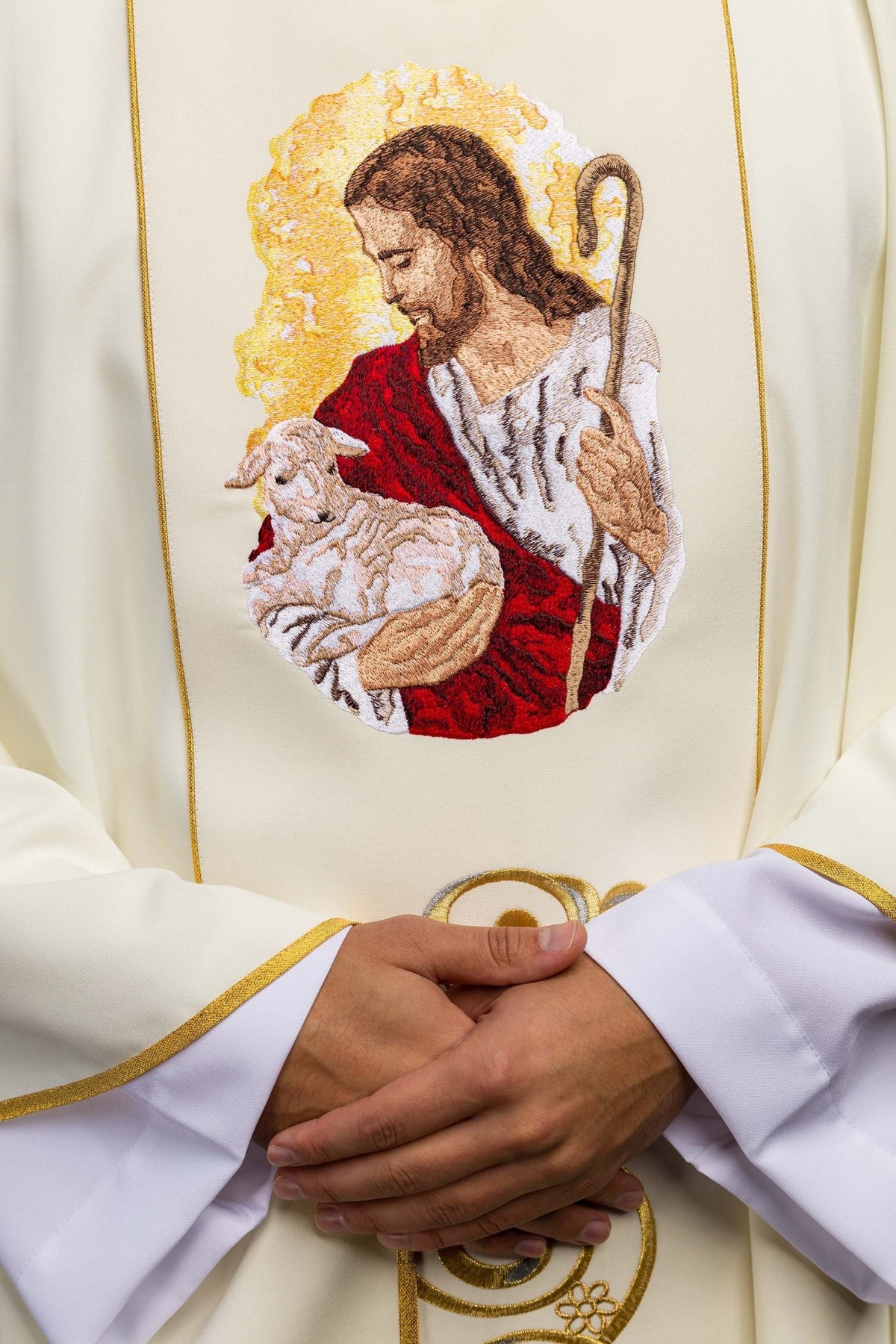 Chasuble élégante en écru avec l'image de Jésus le Bon Pasteur KOR/202/05/01 ECRU - CHASUBLES.FR