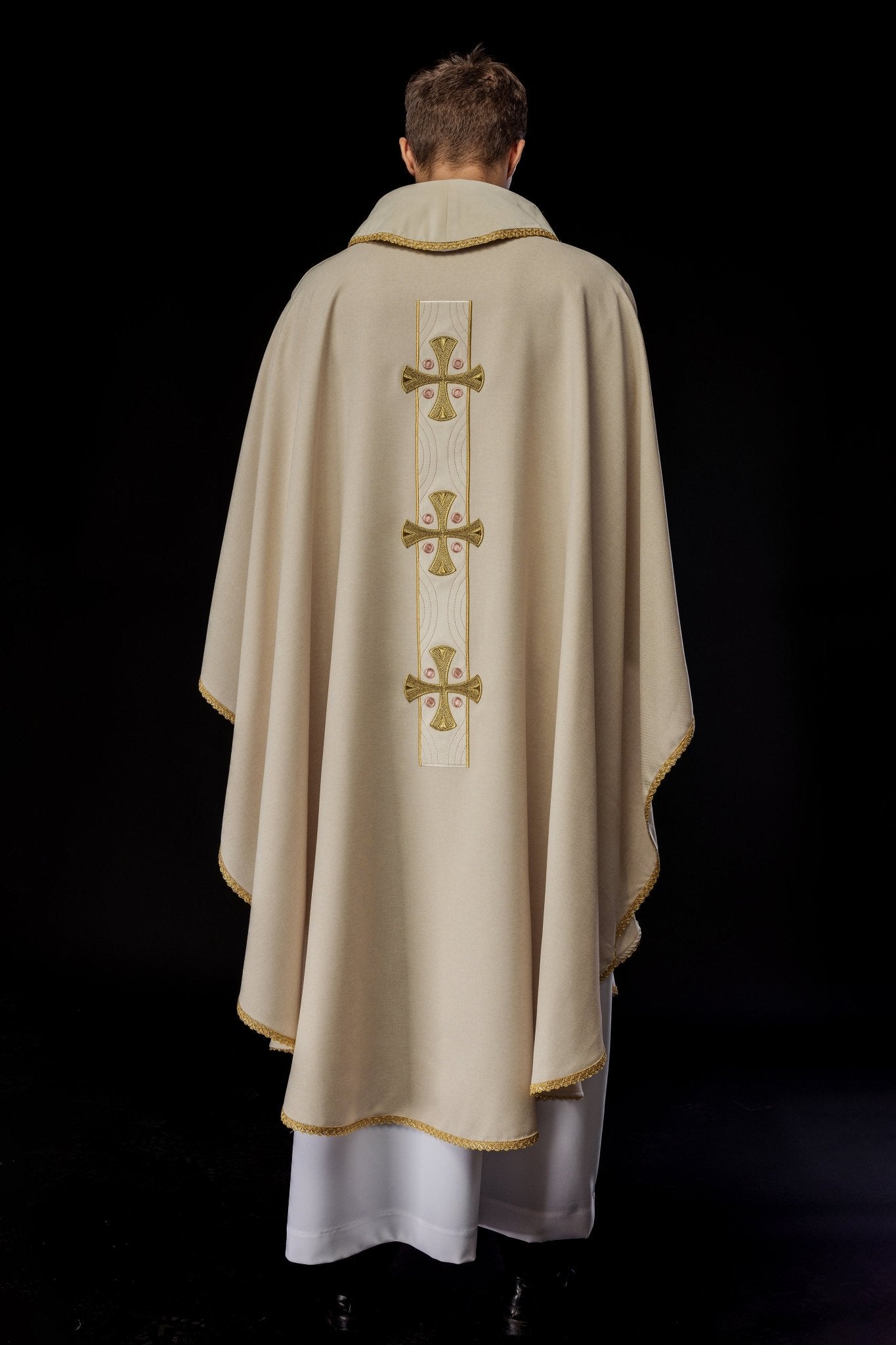 Chasuble en croix brodées d'or et passepoil sur le col en écru S - 7068 - 05 - 70 - CHASUBLES.FR