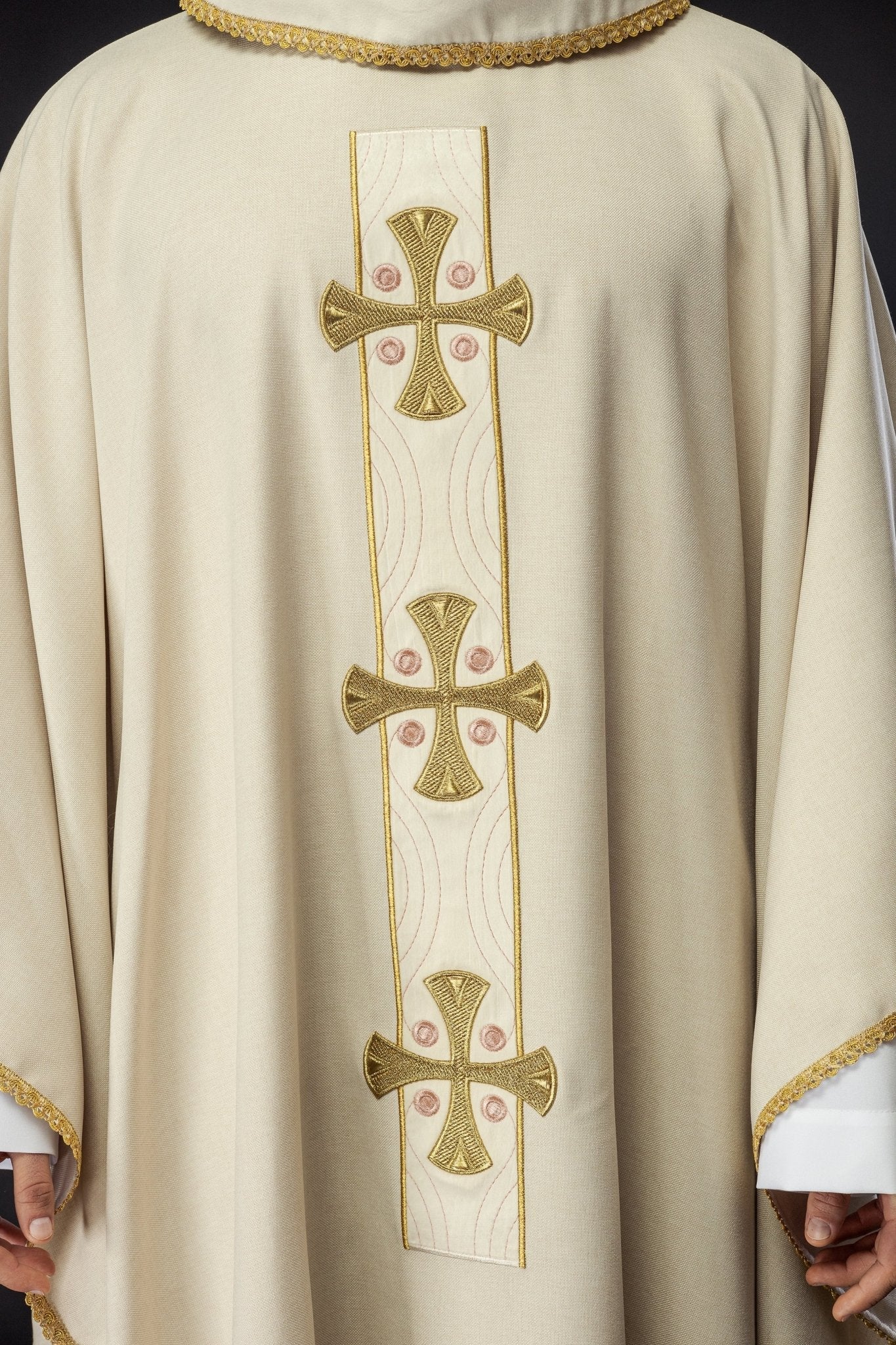 Chasuble en croix brodées d'or et passepoil sur le col en écru S - 7068 - 05 - 70 - CHASUBLES.FR