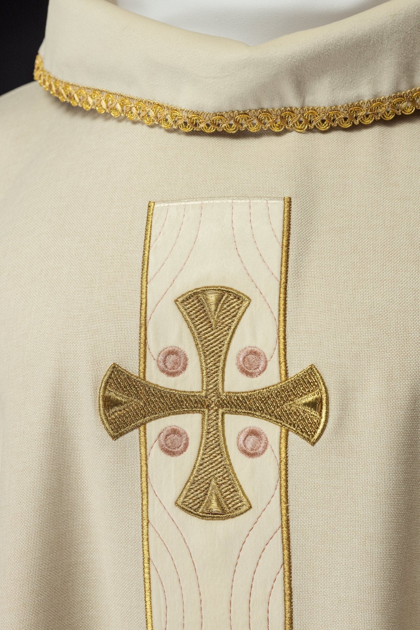 Chasuble en croix brodées d'or et passepoil sur le col en écru S - 7068 - 05 - 70 - CHASUBLES.FR