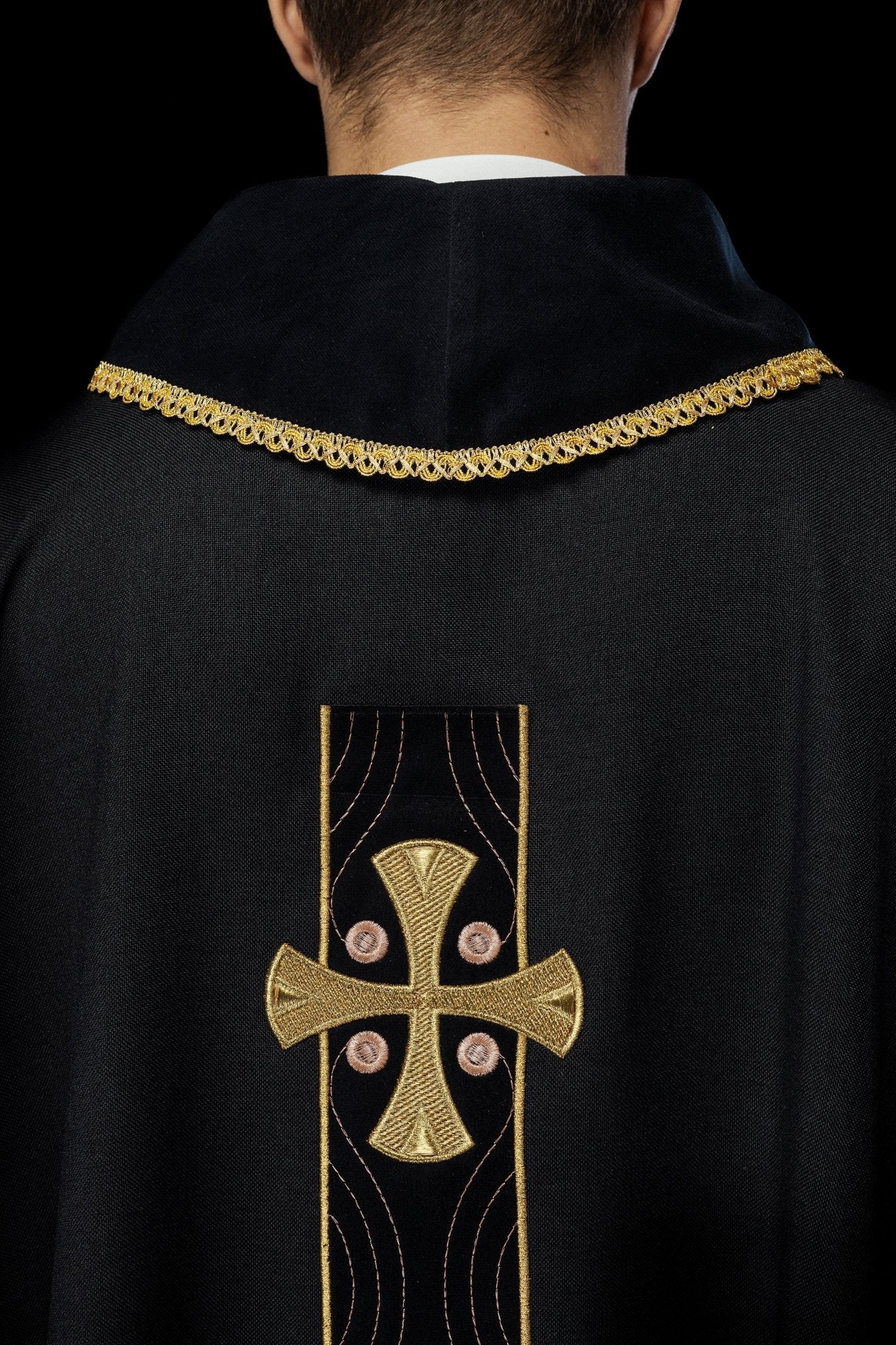 Chasuble en croix brodées d'or et passepoil sur le col en noir S - 7068 - 07 - 70 - CHASUBLES.FR