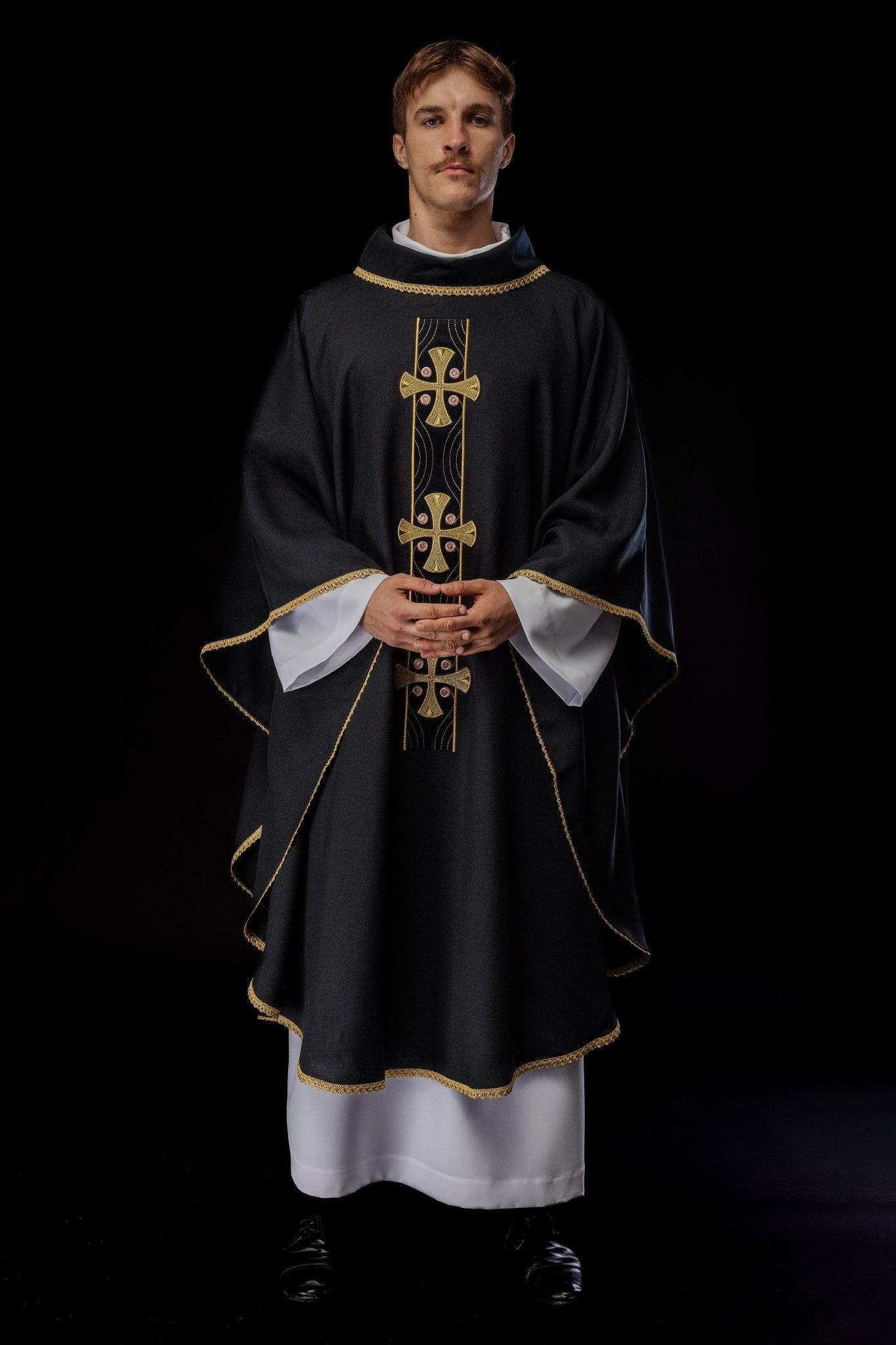 Chasuble en croix brodées d'or et passepoil sur le col en noir S - 7068 - 07 - 70 - CHASUBLES.FR