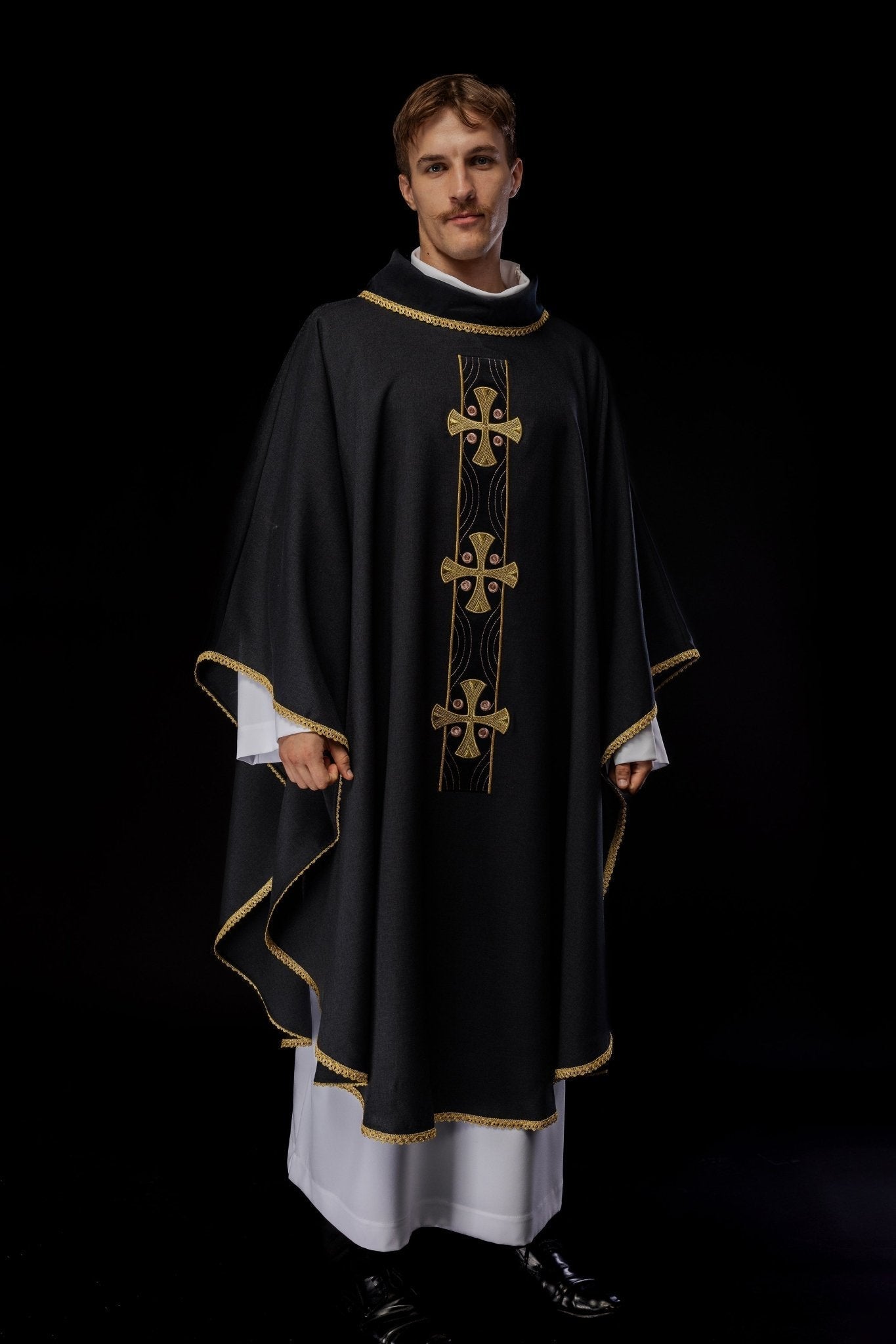 Chasuble en croix brodées d'or et passepoil sur le col en noir S - 7068 - 07 - 70 - CHASUBLES.FR