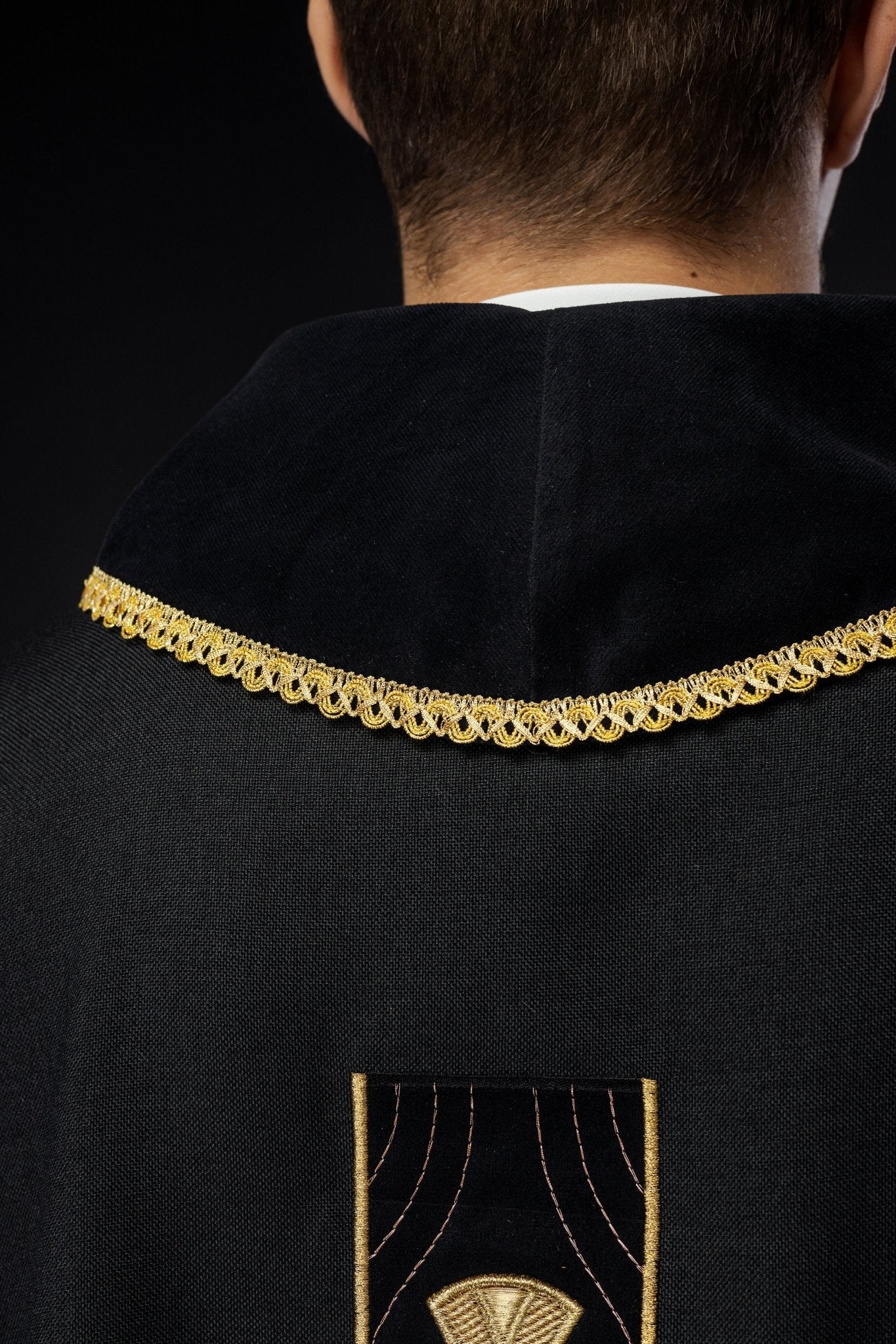 Chasuble en croix brodées d'or et passepoil sur le col en noir S - 7068 - 07 - 70 - CHASUBLES.FR