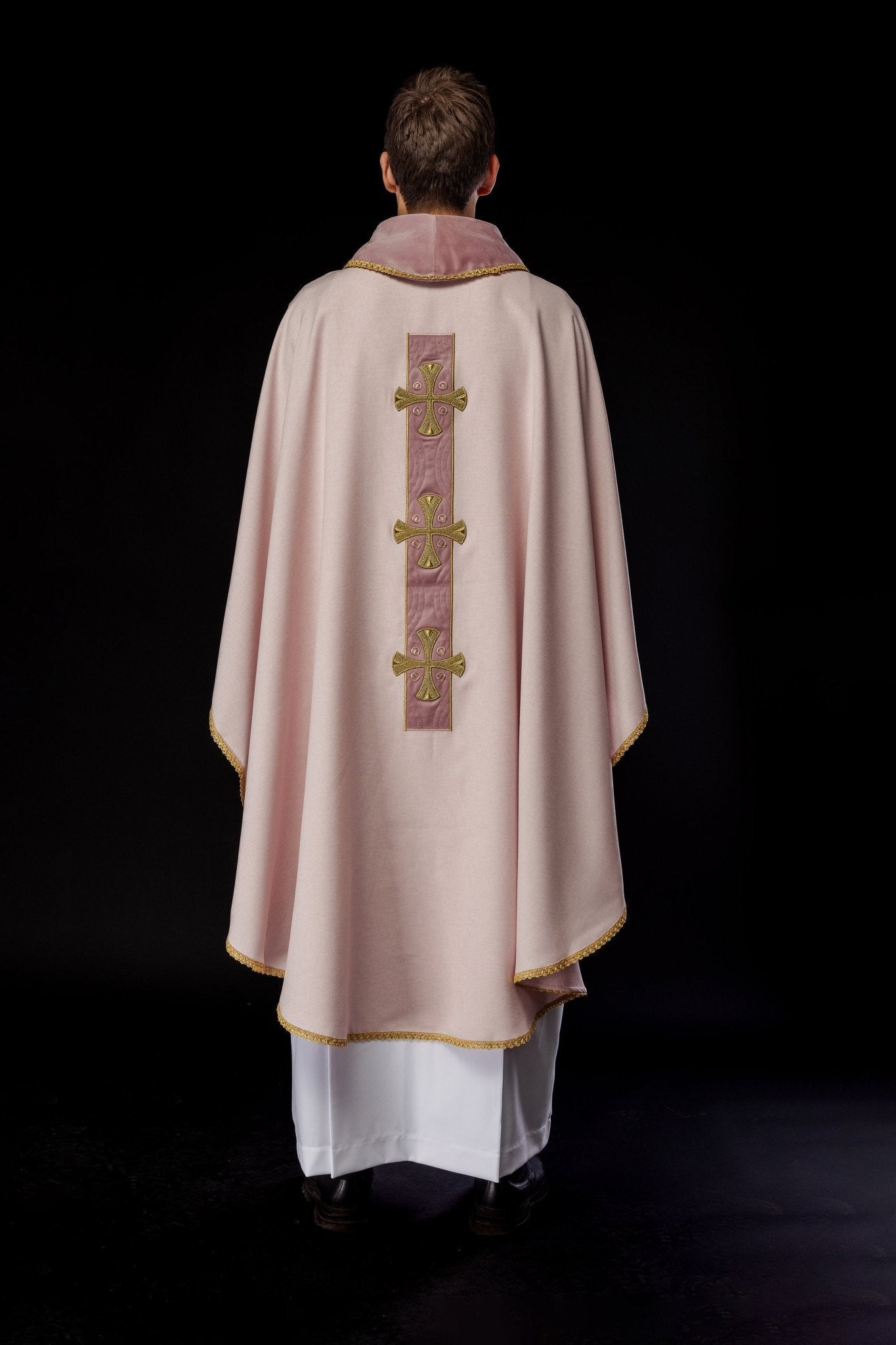 Chasuble en croix brodées d'or et passepoil sur le col en rose S - 7068 - 08 - 70 - CHASUBLES.FR