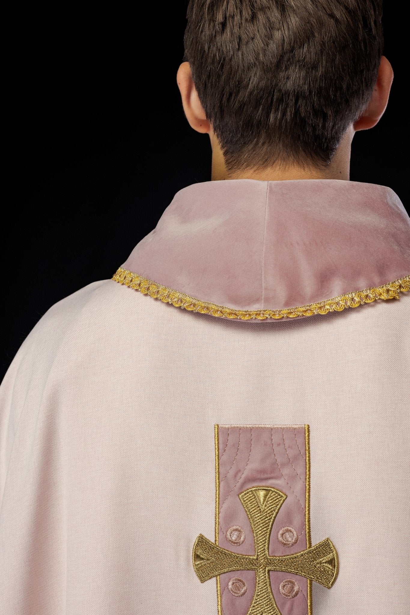 Chasuble en croix brodées d'or et passepoil sur le col en rose S - 7068 - 08 - 70 - CHASUBLES.FR
