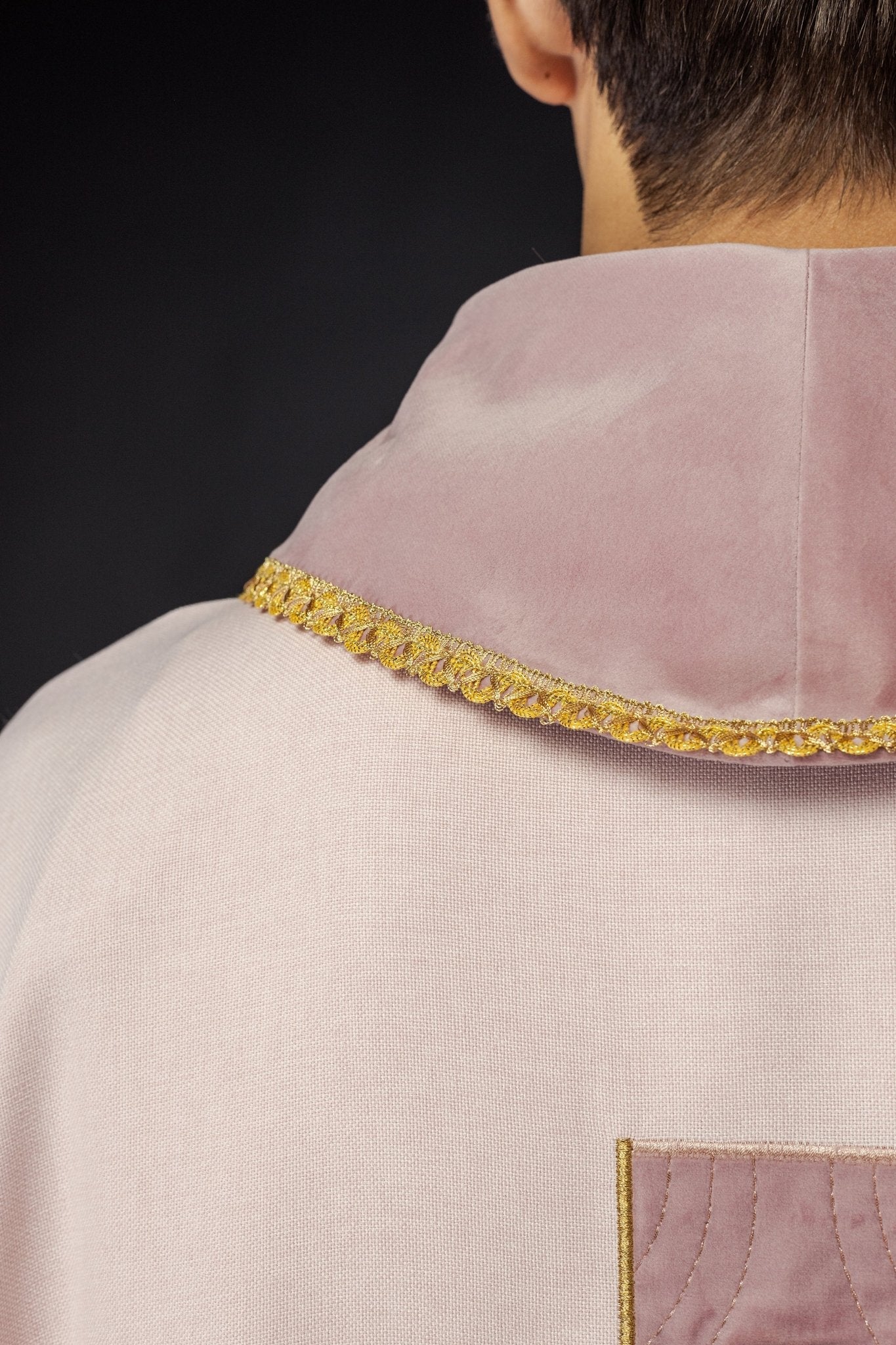 Chasuble en croix brodées d'or et passepoil sur le col en rose S - 7068 - 08 - 70 - CHASUBLES.FR