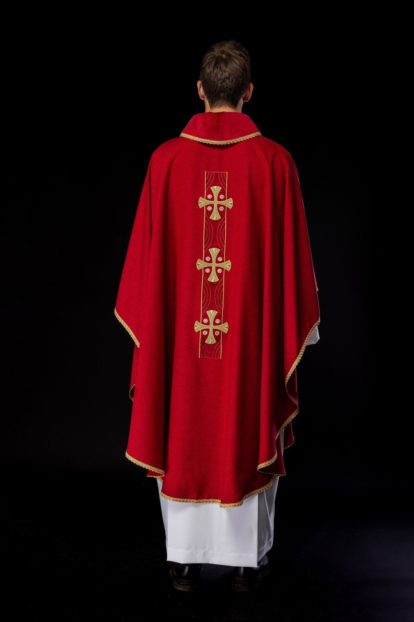 Chasuble en croix brodées d'or et passepoil sur le col en rouge S - 7068 - 02 - 70 - CHASUBLES.FR