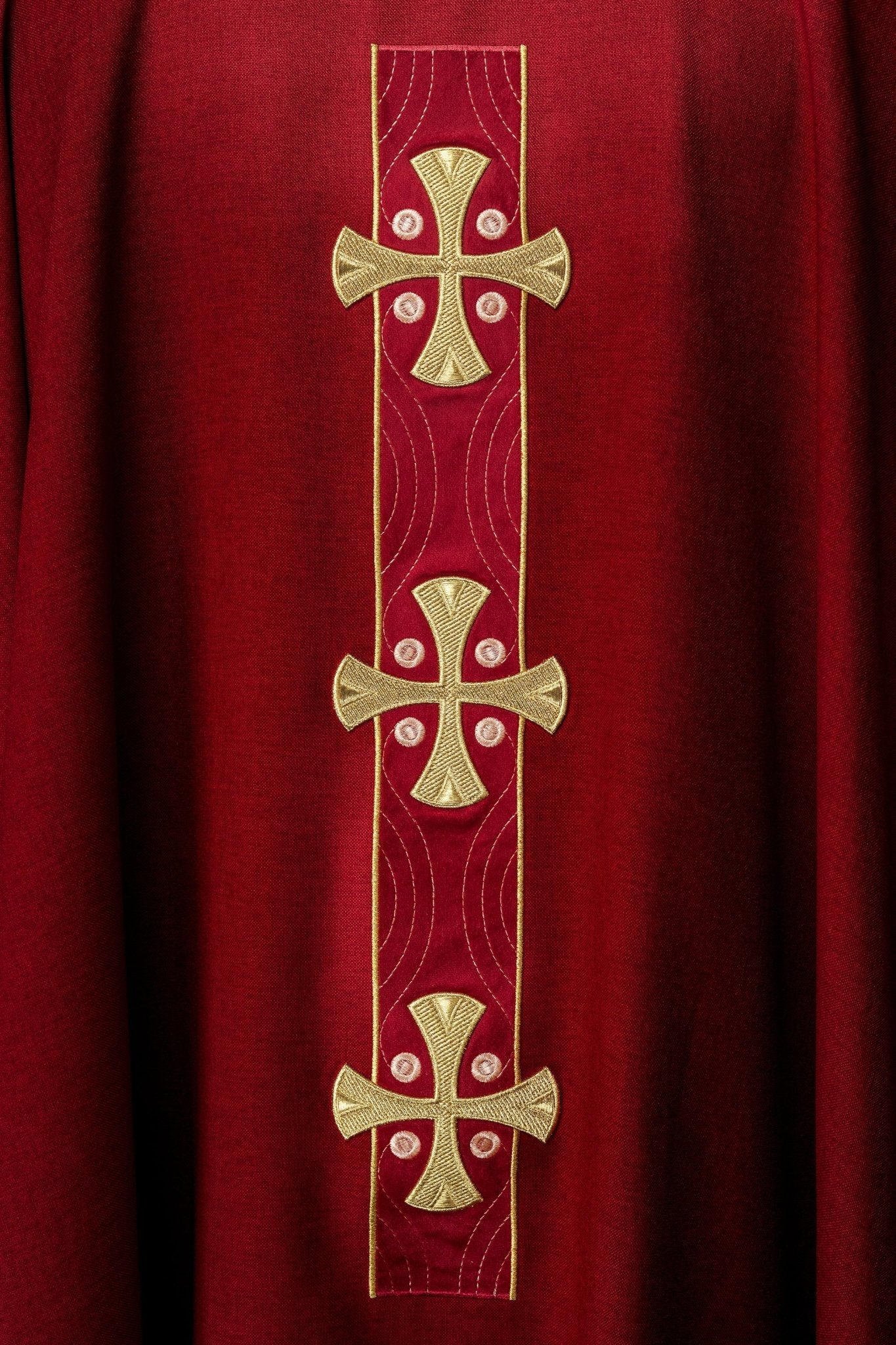 Chasuble en croix brodées d'or et passepoil sur le col en rouge S - 7068 - 02 - 70 - CHASUBLES.FR