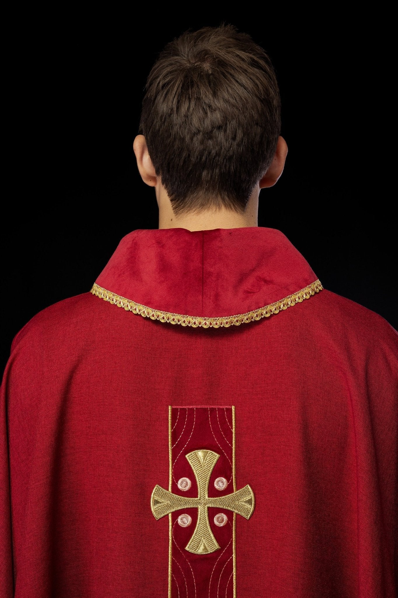 Chasuble en croix brodées d'or et passepoil sur le col en rouge S - 7068 - 02 - 70 - CHASUBLES.FR