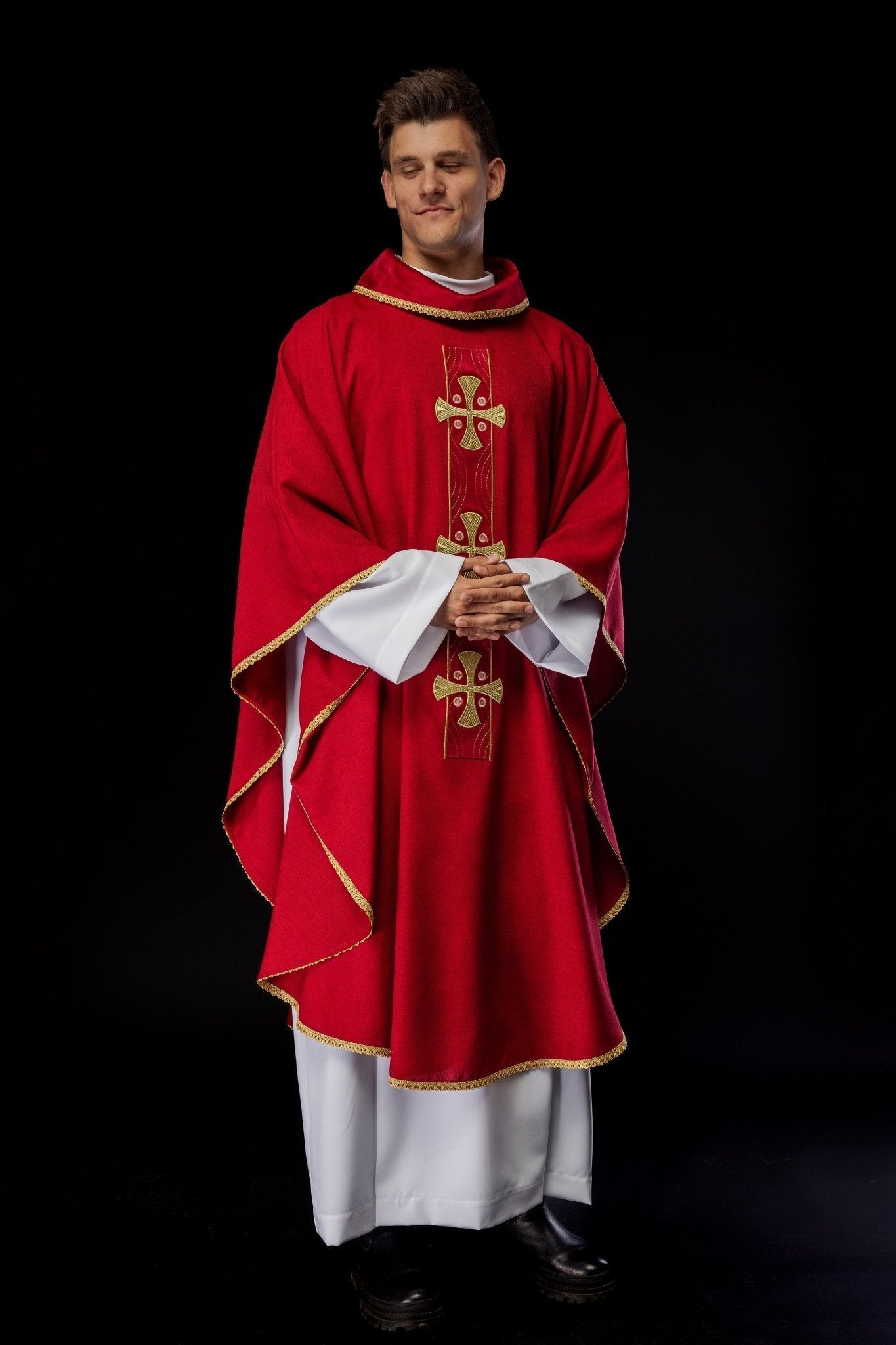 Chasuble en croix brodées d'or et passepoil sur le col en rouge S - 7068 - 02 - 70 - CHASUBLES.FR