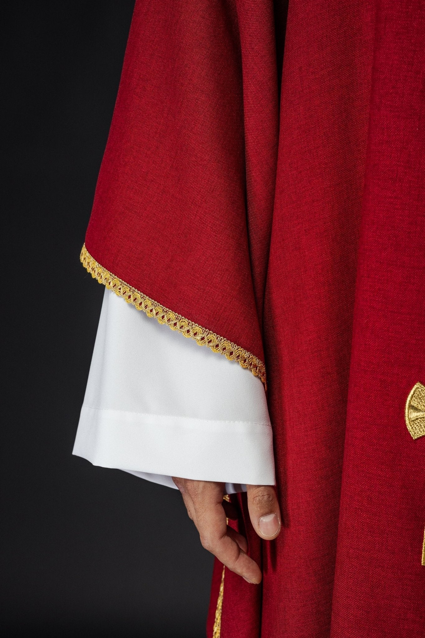 Chasuble en croix brodées d'or et passepoil sur le col en rouge S - 7068 - 02 - 70 - CHASUBLES.FR