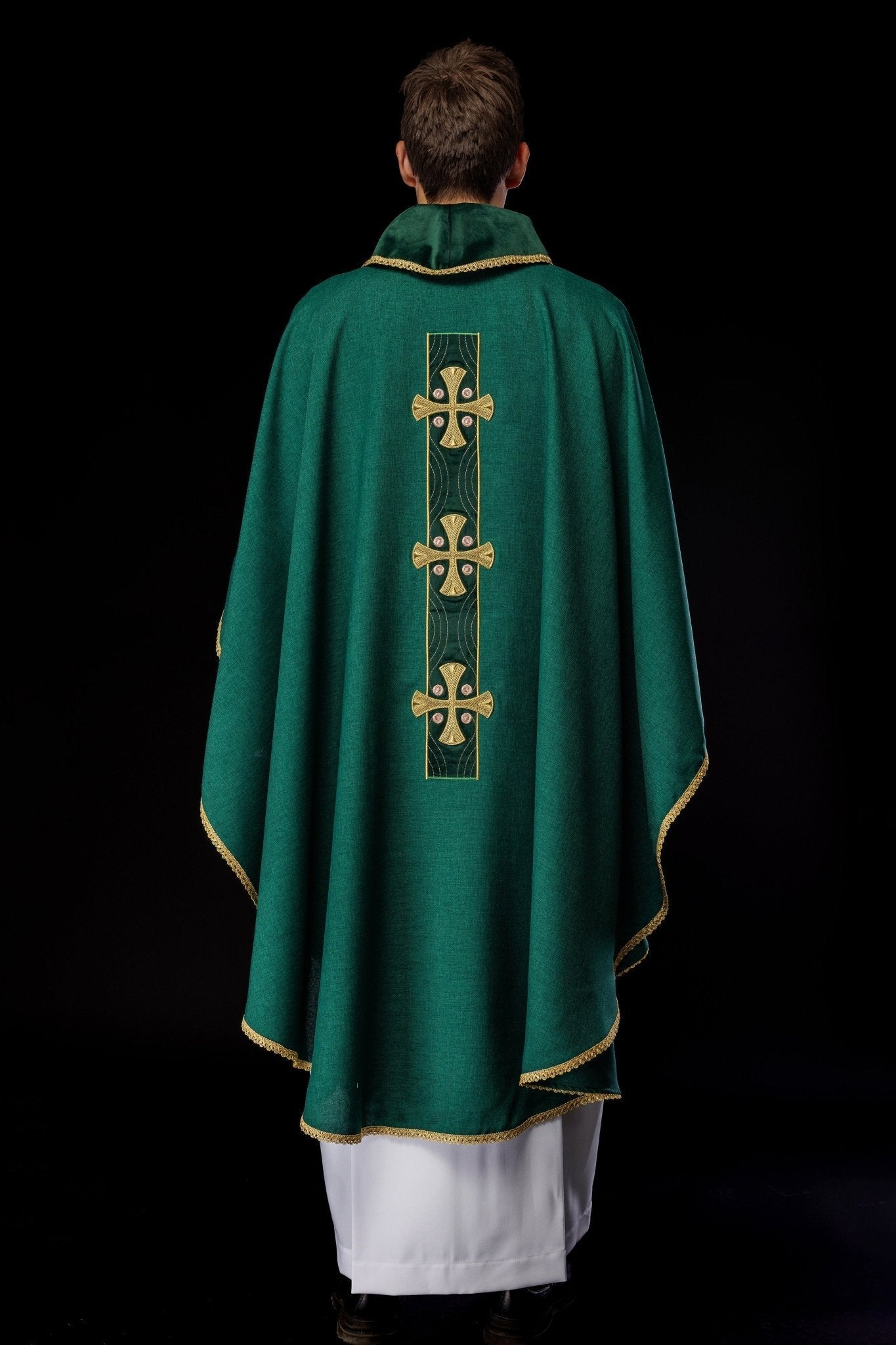 Chasuble en croix brodées d'or et passepoil sur le col en vert S - 7068 - 01 - 70 - CHASUBLES.FR