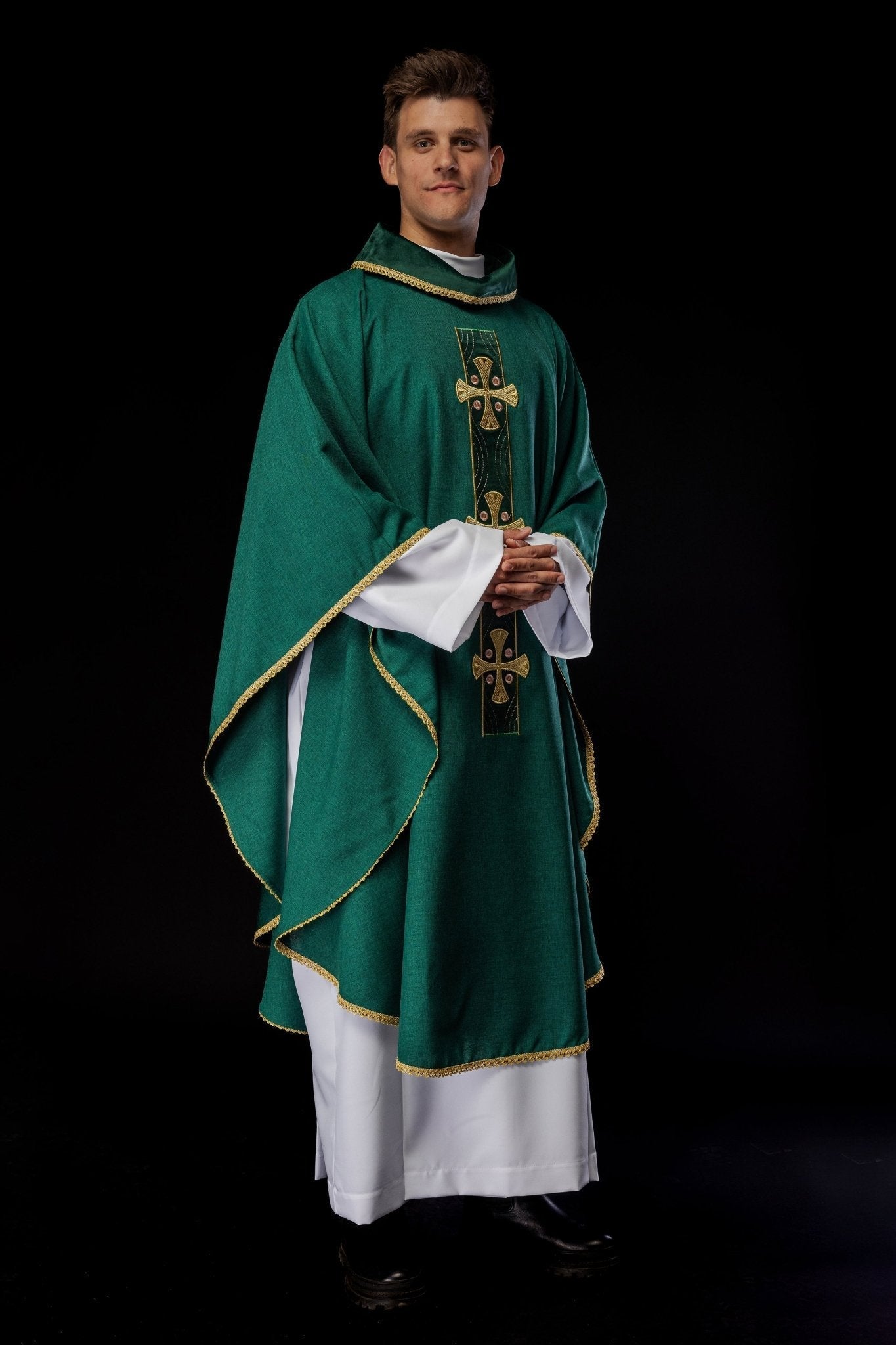 Chasuble en croix brodées d'or et passepoil sur le col en vert S - 7068 - 01 - 70 - CHASUBLES.FR