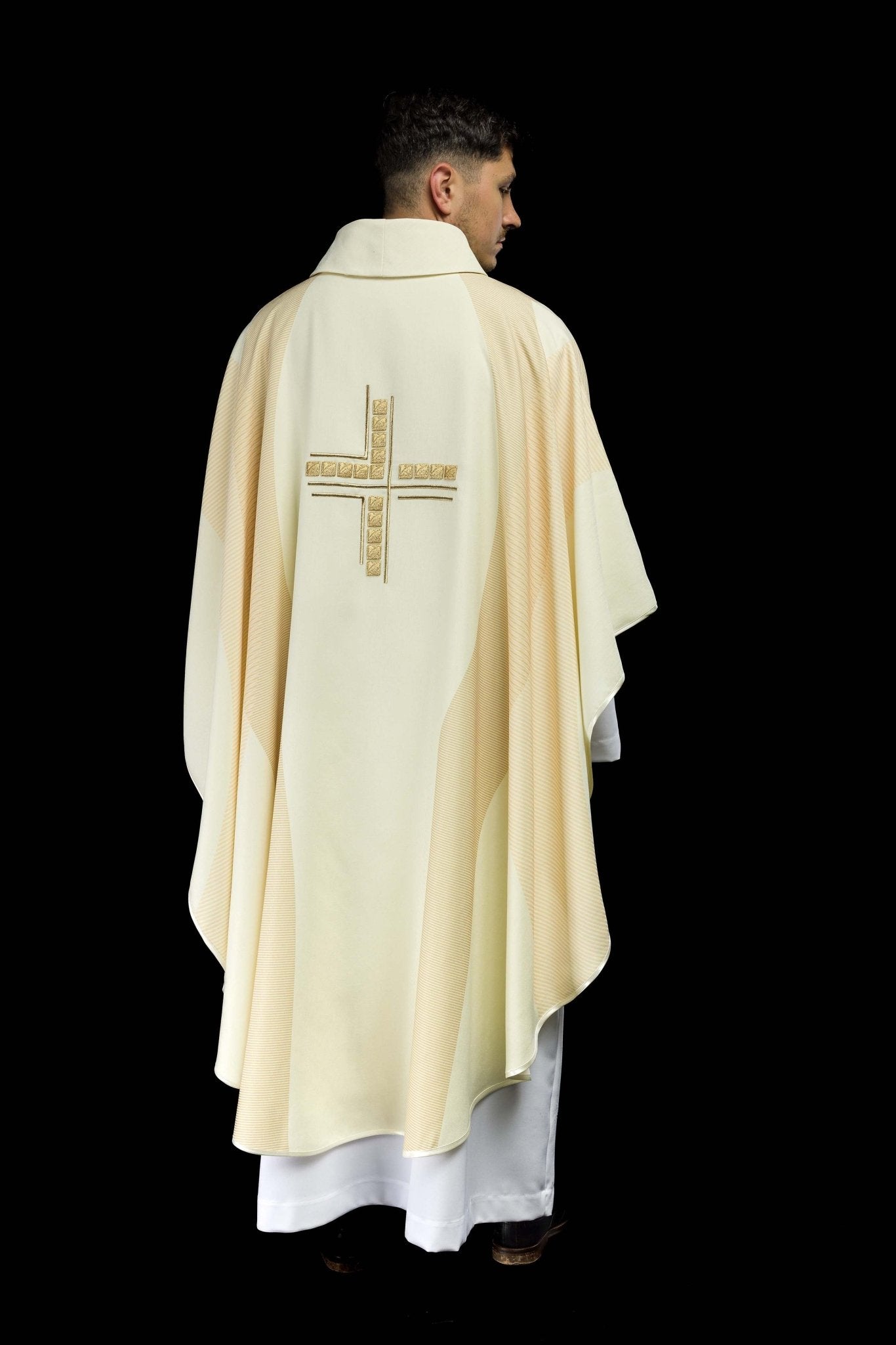 Chasuble en écru avec croix brodée HA7036-05 ECRU - CHASUBLES.FR