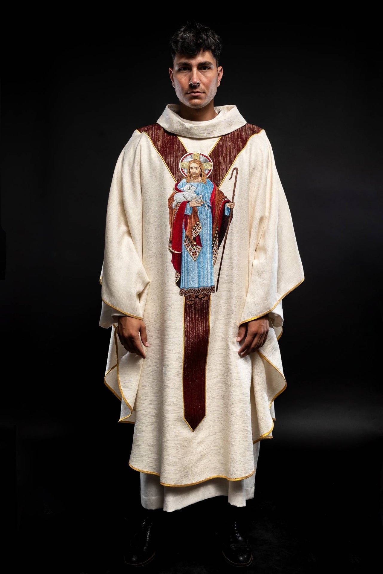 Chasuble en écru avec l'image de Jésus le Bon Pasteur et une bande décorative bordeaux LE/7035/05 - CHASUBLES.FR