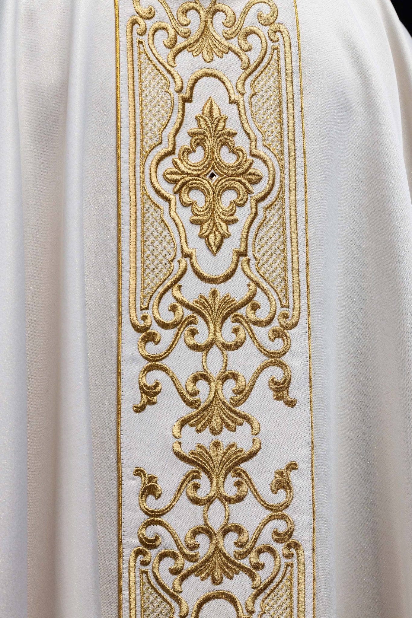 Chasuble en tissu chatoyant avec une riche broderie dorée sur la ceinture LE/7021/05 - CHASUBLES.FR