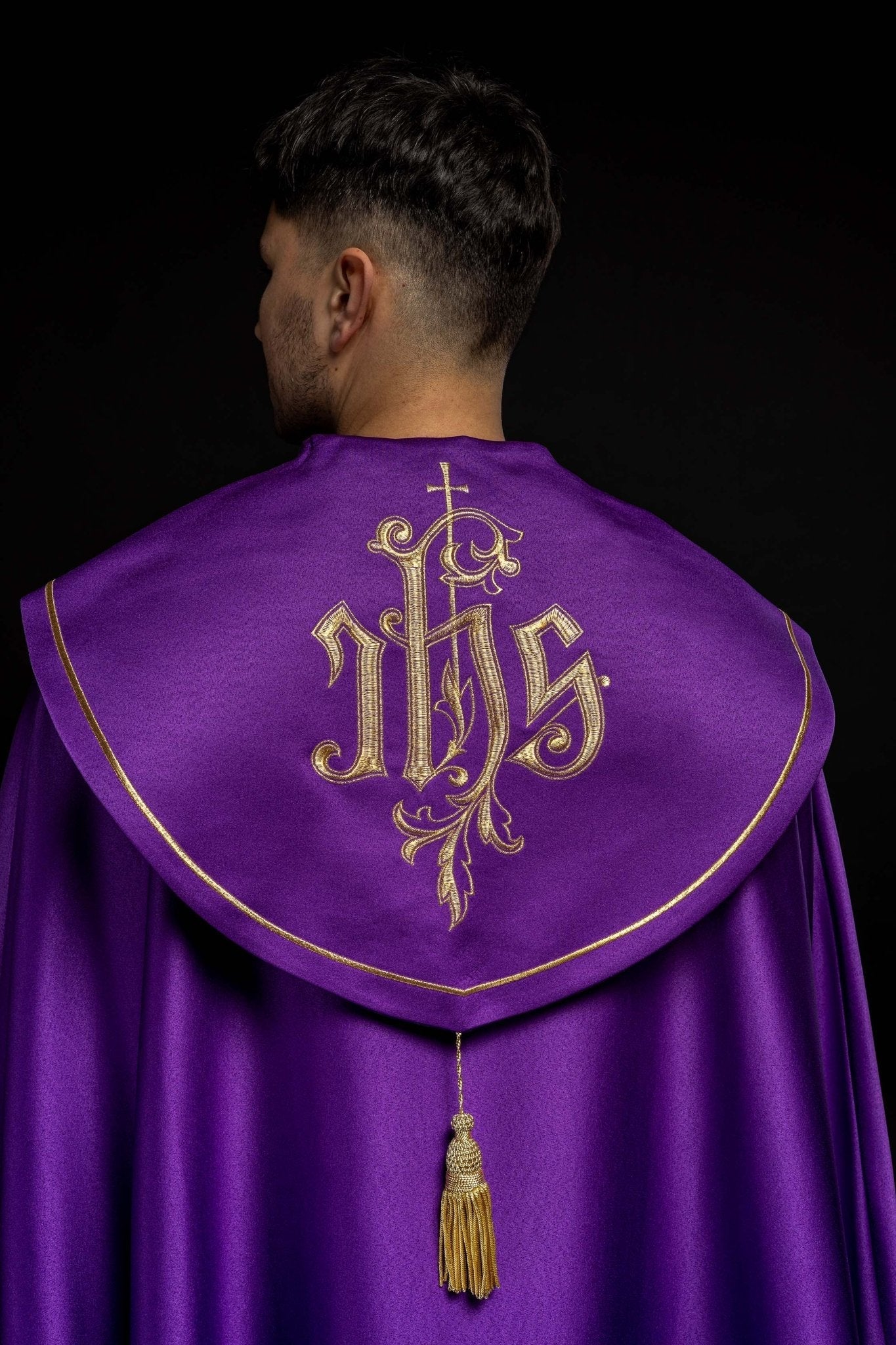 Chasuble eucharistique monogramme IHS violet KKP/023/03/20 FIOLET SAT. POMPON 145cm - CHASUBLES.FR