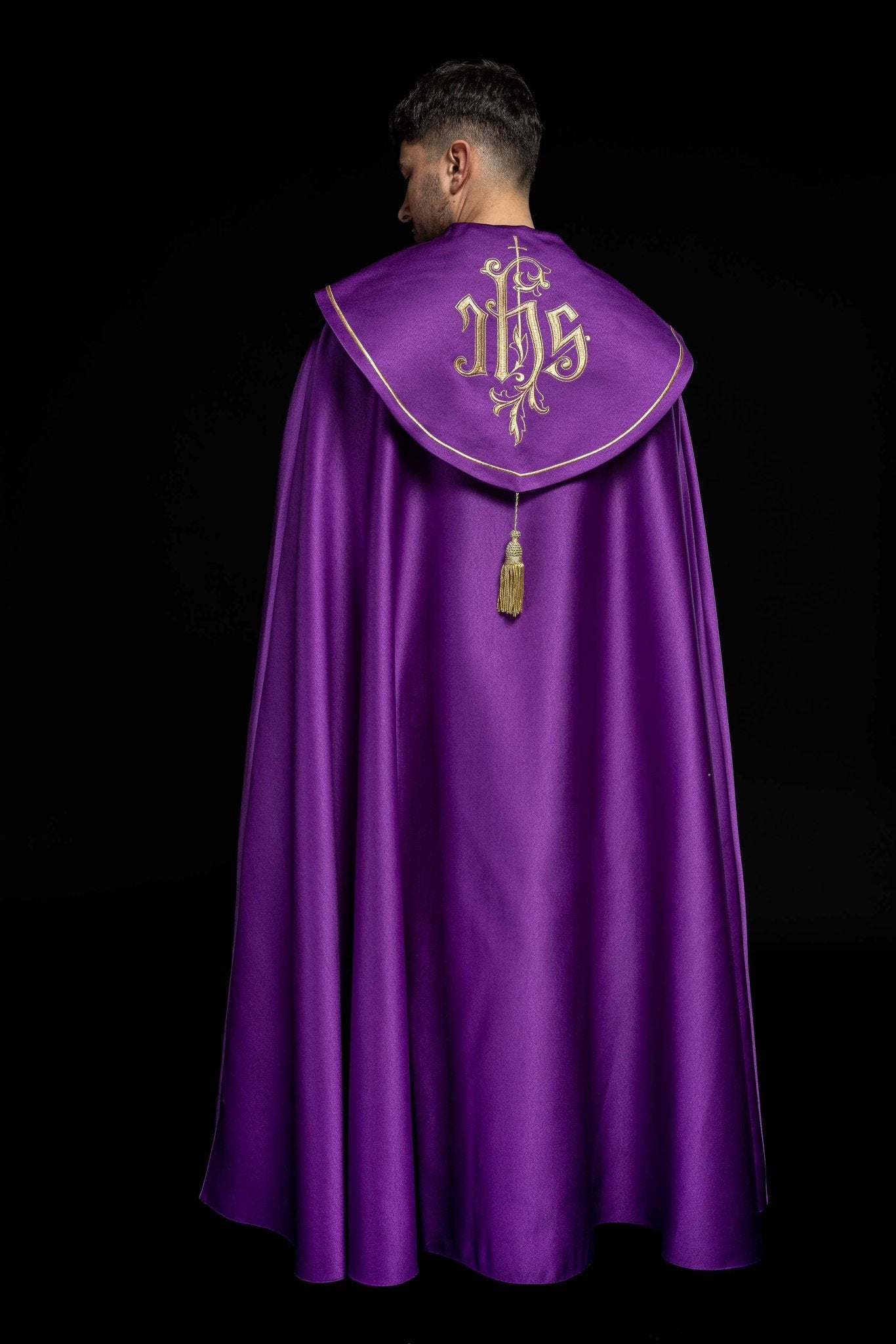 Chasuble eucharistique monogramme IHS violet KKP/023/03/20 FIOLET SAT. POMPON 145cm - CHASUBLES.FR