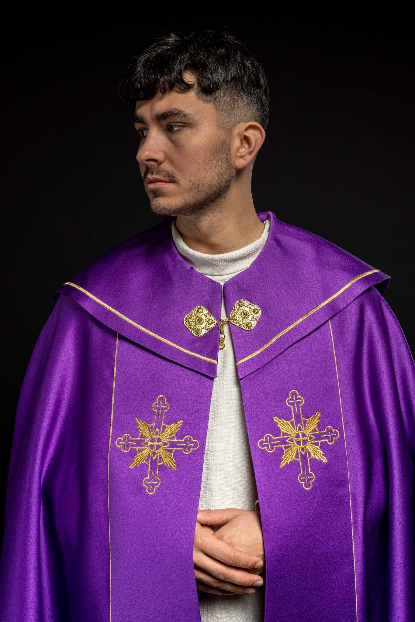 Chasuble eucharistique monogramme IHS violet KKP/023/03/20 FIOLET SAT. POMPON 145cm - CHASUBLES.FR