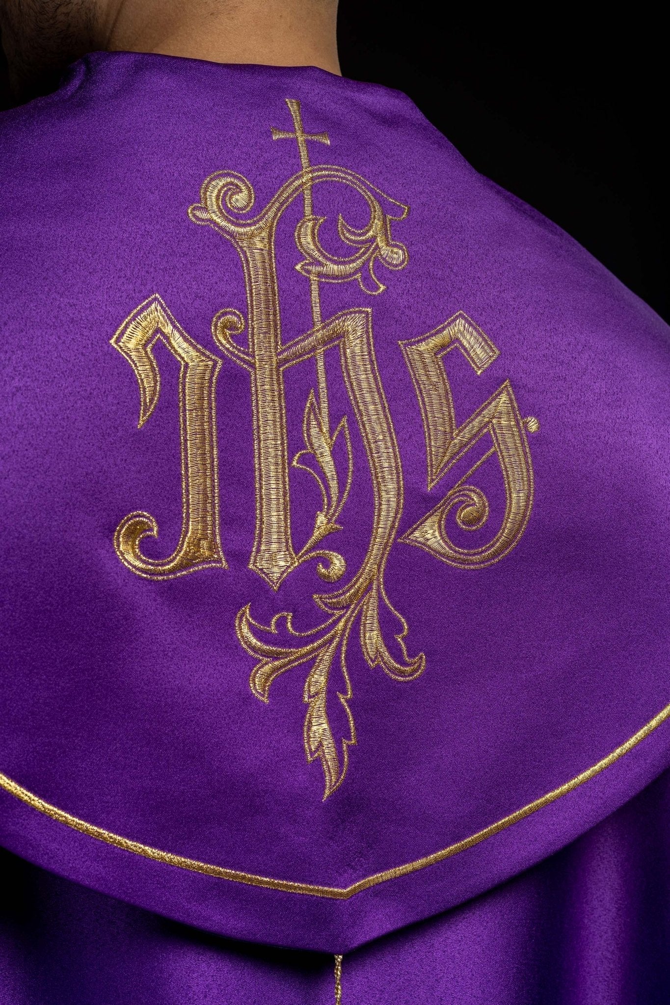 Chasuble eucharistique monogramme IHS violet KKP/023/03/20 FIOLET SAT. POMPON 145cm - CHASUBLES.FR