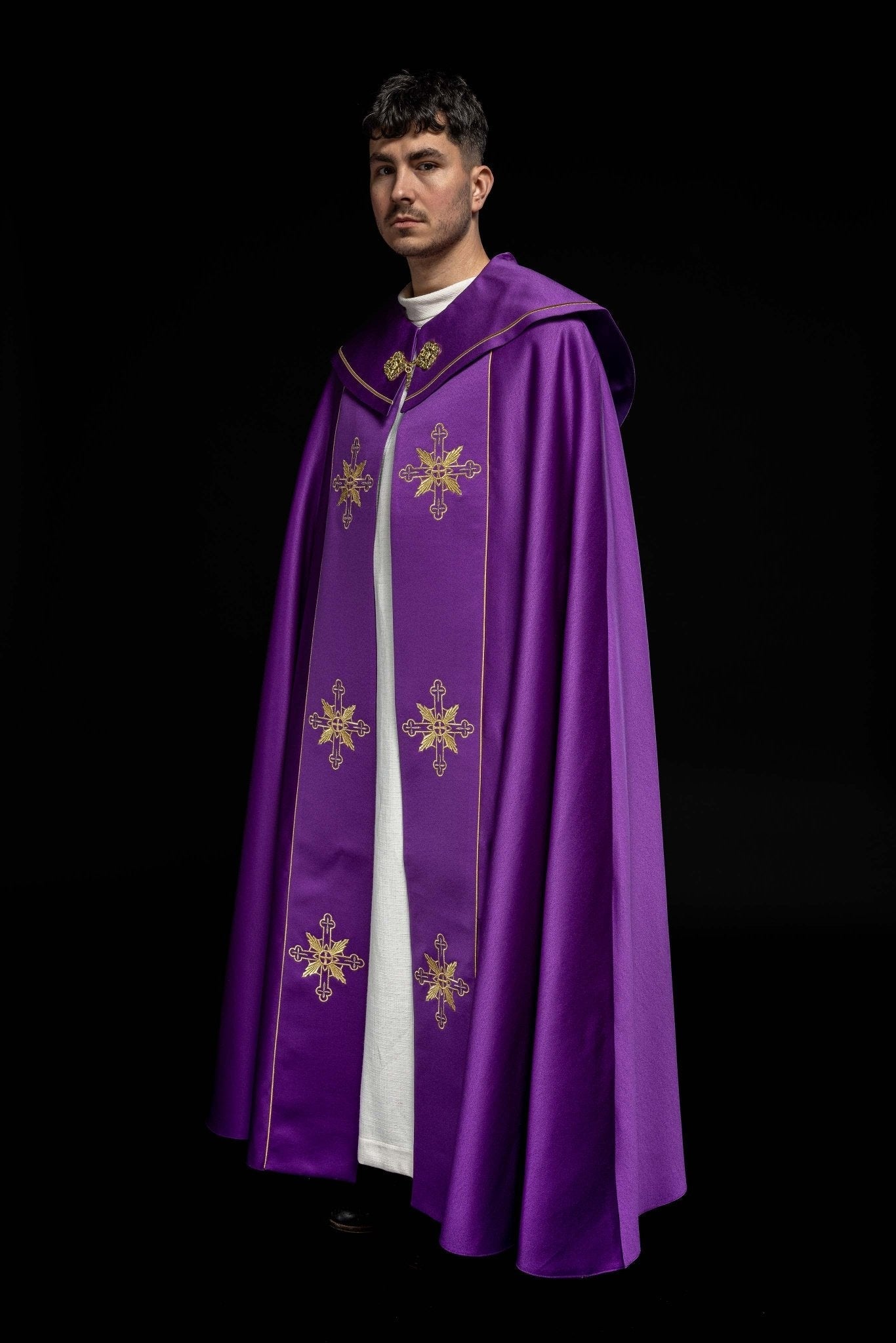 Chasuble eucharistique monogramme IHS violet KKP/023/03/20 FIOLET SAT. POMPON 145cm - CHASUBLES.FR