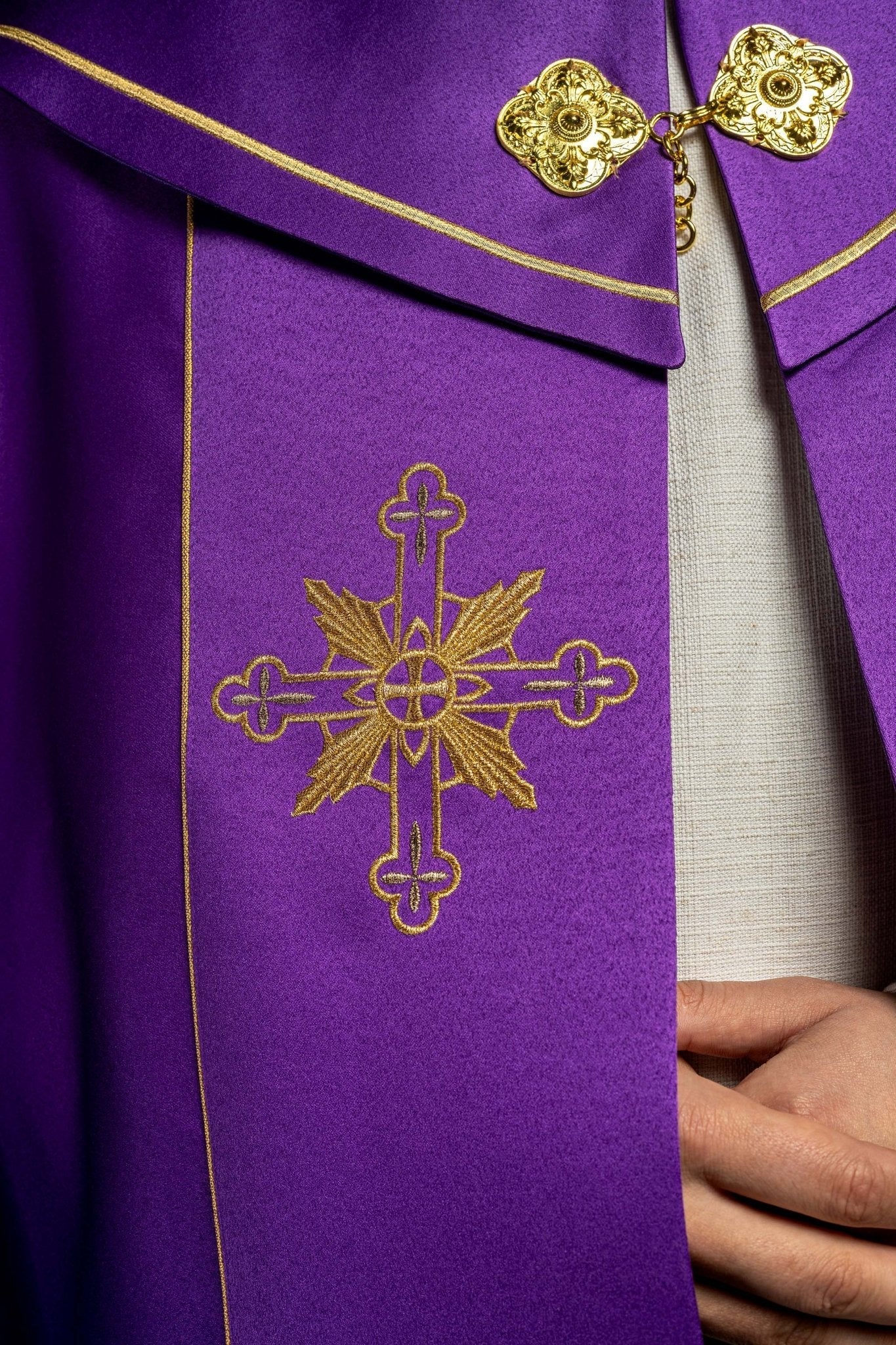 Chasuble eucharistique monogramme IHS violet KKP/023/03/20 FIOLET SAT. POMPON 145cm - CHASUBLES.FR