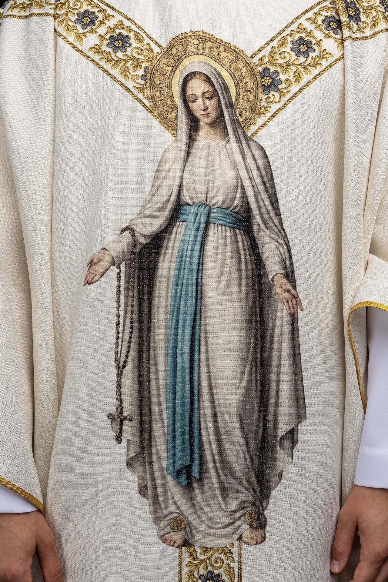 Chasuble imprimée avec l’image de Notre - Dame de Lourdes KOD/7003/05/40 - CHASUBLES.FR