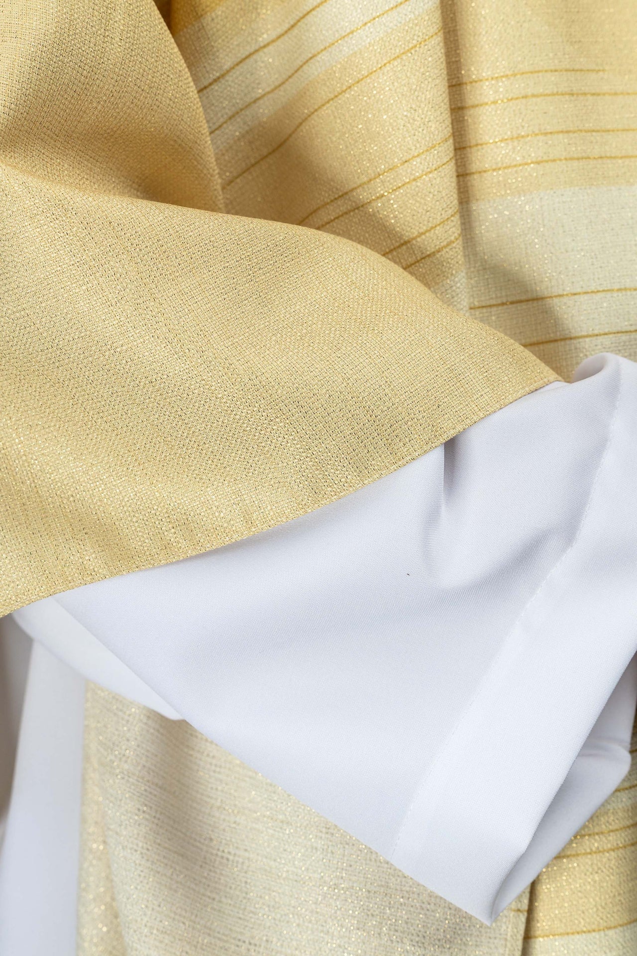 Chasuble imprimée écrue avec motif de croix KOD/7010/05/40 - CHASUBLES.FR