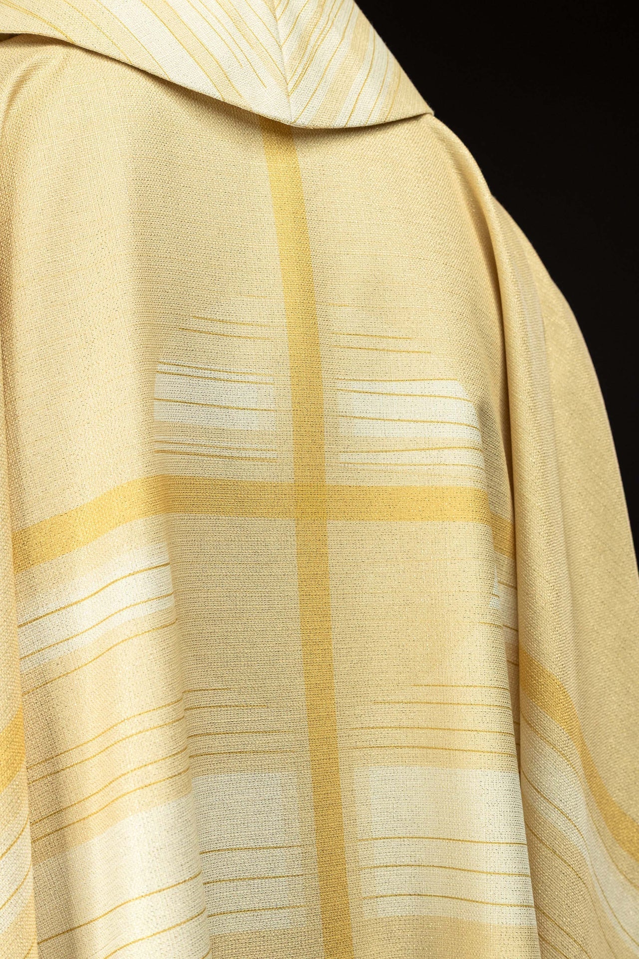 Chasuble imprimée écrue avec motif de croix KOD/7010/05/40 - CHASUBLES.FR
