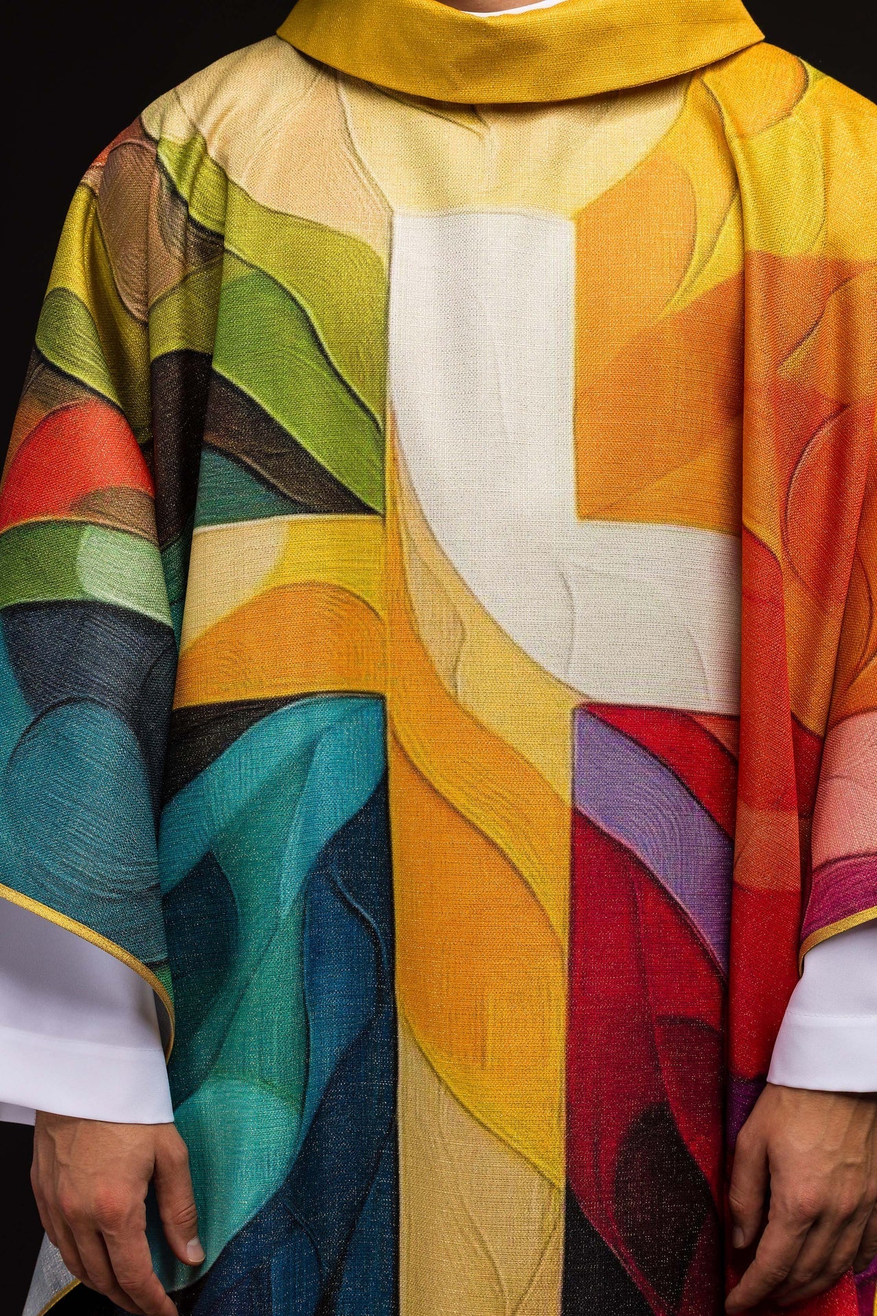 Chasuble imprimée multicolore avec motif de croix KOD/7005/99/40 - CHASUBLES.FR