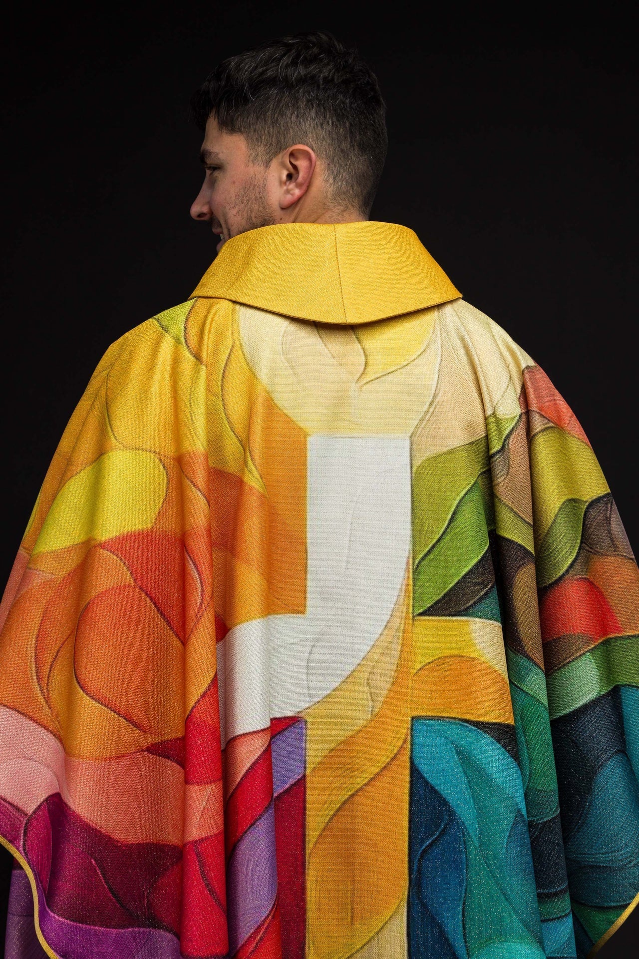 Chasuble imprimée multicolore avec motif de croix KOD/7005/99/40 - CHASUBLES.FR