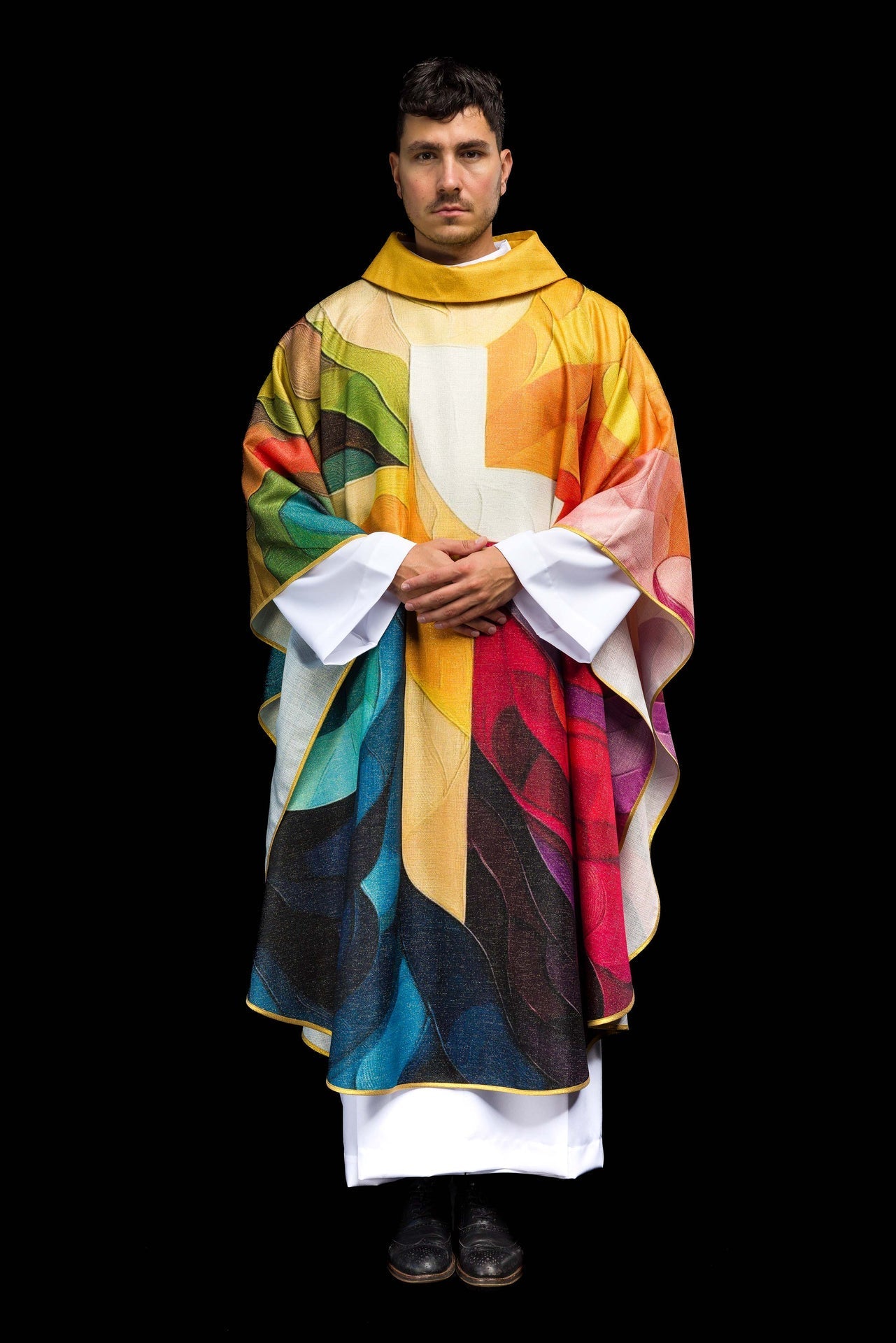 Chasuble imprimée multicolore avec motif de croix KOD/7005/99/40 - CHASUBLES.FR