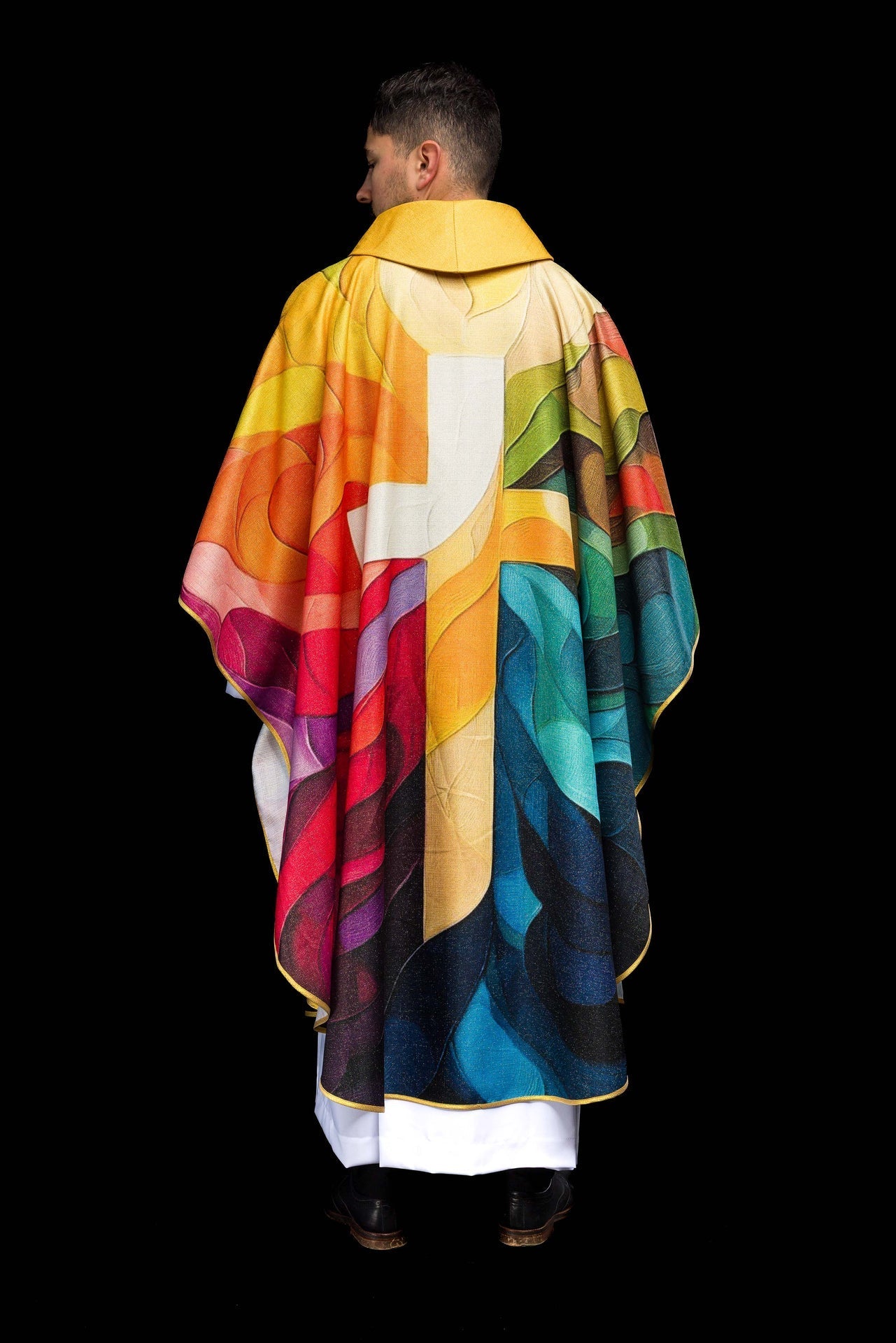 Chasuble imprimée multicolore avec motif de croix KOD/7005/99/40 - CHASUBLES.FR